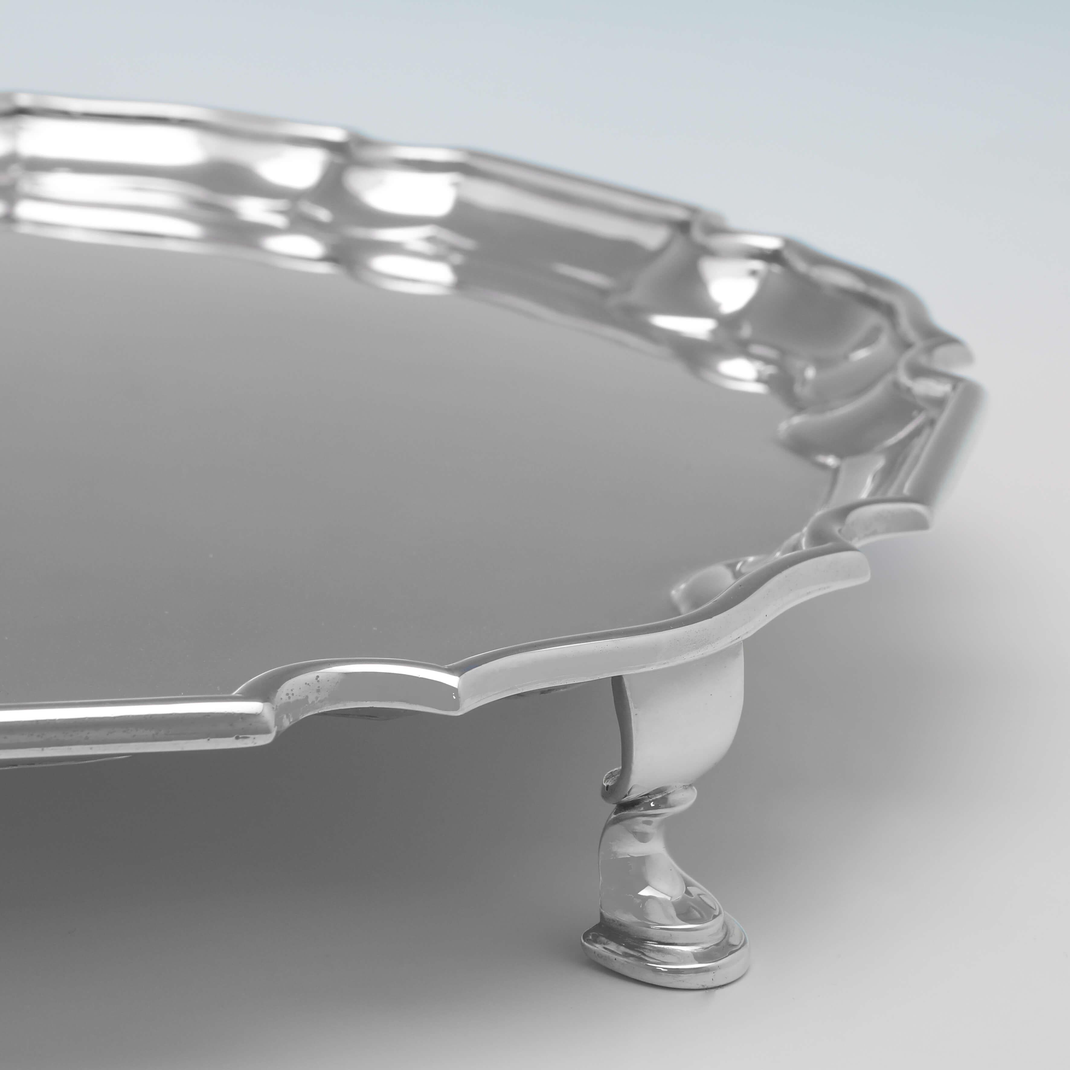 English Diameter Victorian Antique Sterling SIlver Salver or Tray, London 1899 For Sale