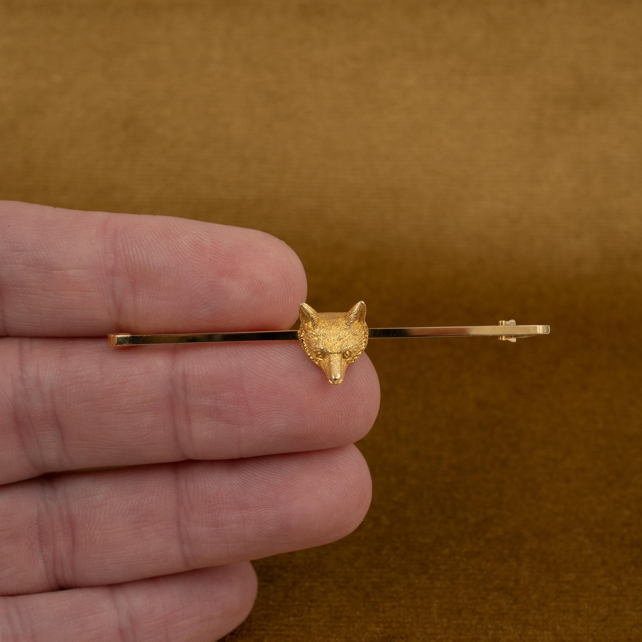 This fabulous quality antique fox head bar brooch is crafted in 15k yellow gold and dates back to the English Art Deco period. The solid gold fox head sits centrally on a rectangular smooth gold bar and is superbly engraved with fur textured