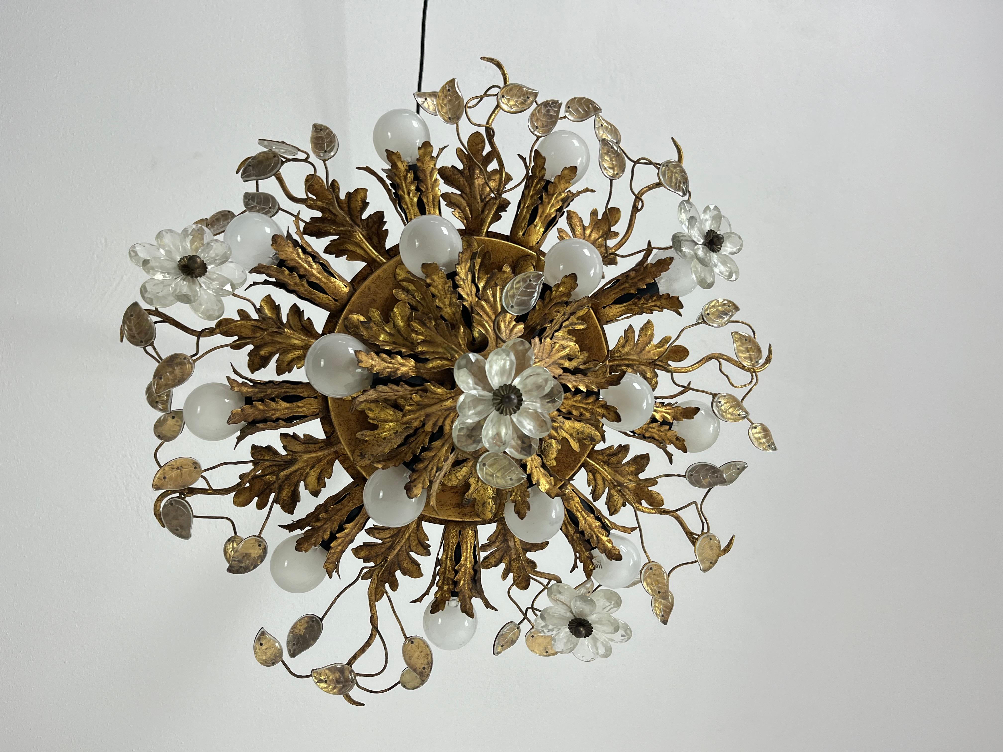 Plafoniera di metà secolo in metallo dorato e cristallo attribuita alla Maison Baguès 15 luci, anni '60
Condit e in buone condizioni.
Osserva come le foglie di metallo dorato sono coperte da foglie di cristallo.
Trovato in un appartamento signorile