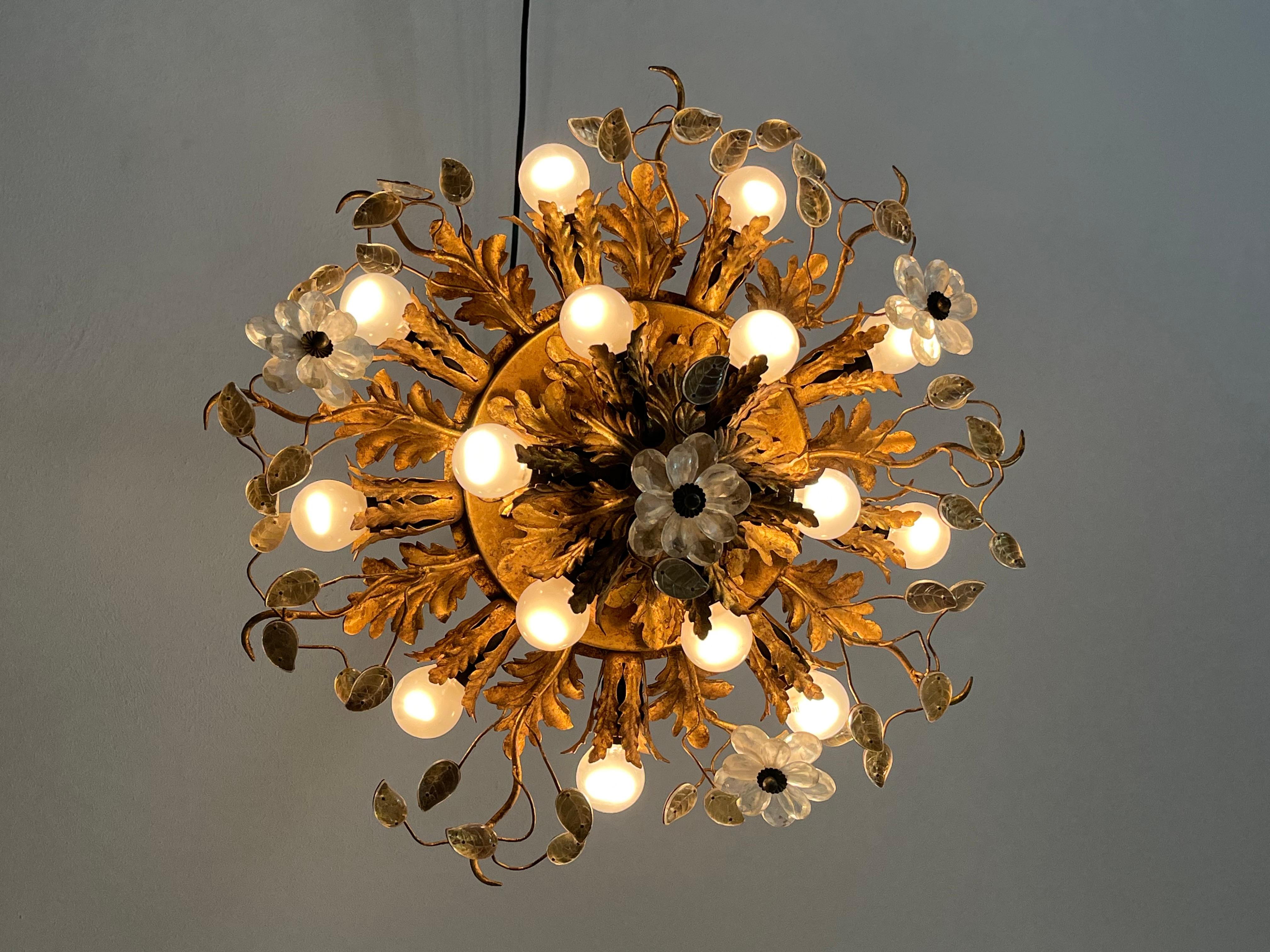 Francese Plafoniera a 15 luci in metallo dorato e cristallo attribuita alla Maison Baguès in vendita