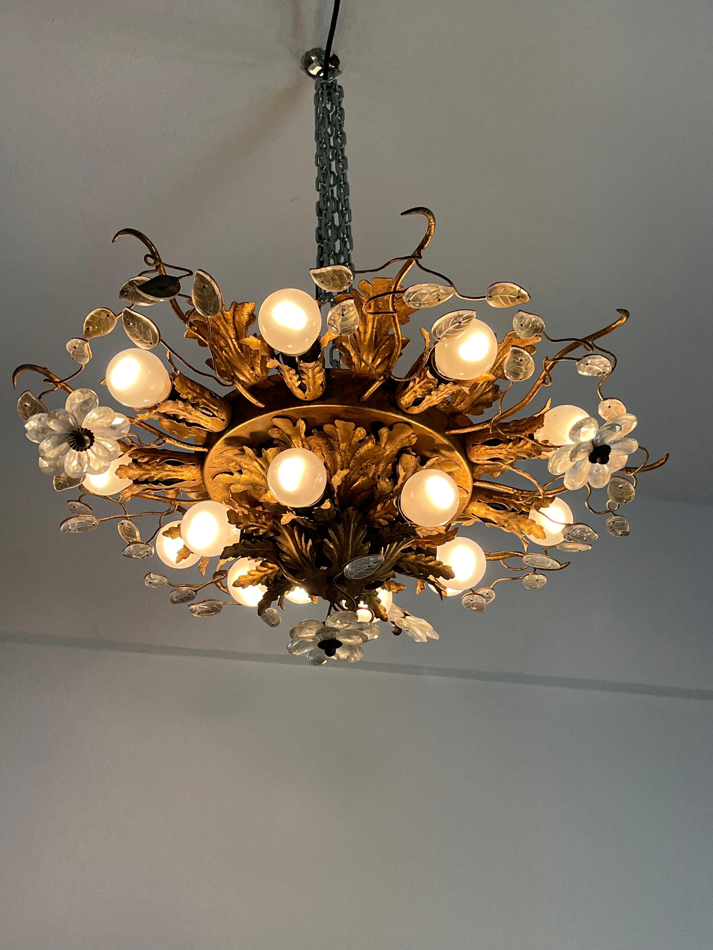 Plafoniera a 15 luci in metallo dorato e cristallo attribuita alla Maison Baguès In condizioni buone in vendita a Palermo, IT