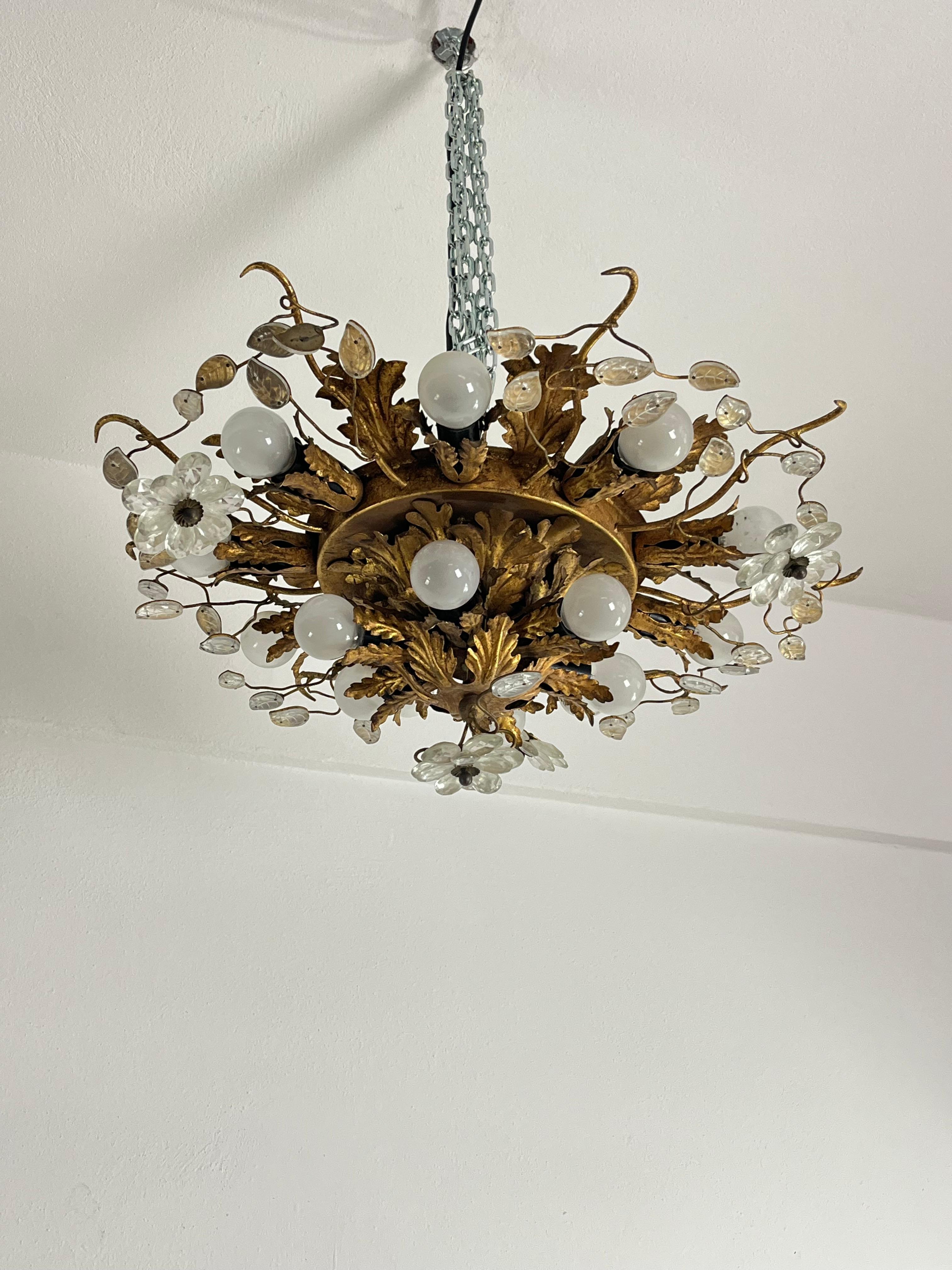Metà XX secolo Plafoniera a 15 luci in metallo dorato e cristallo attribuita alla Maison Baguès in vendita