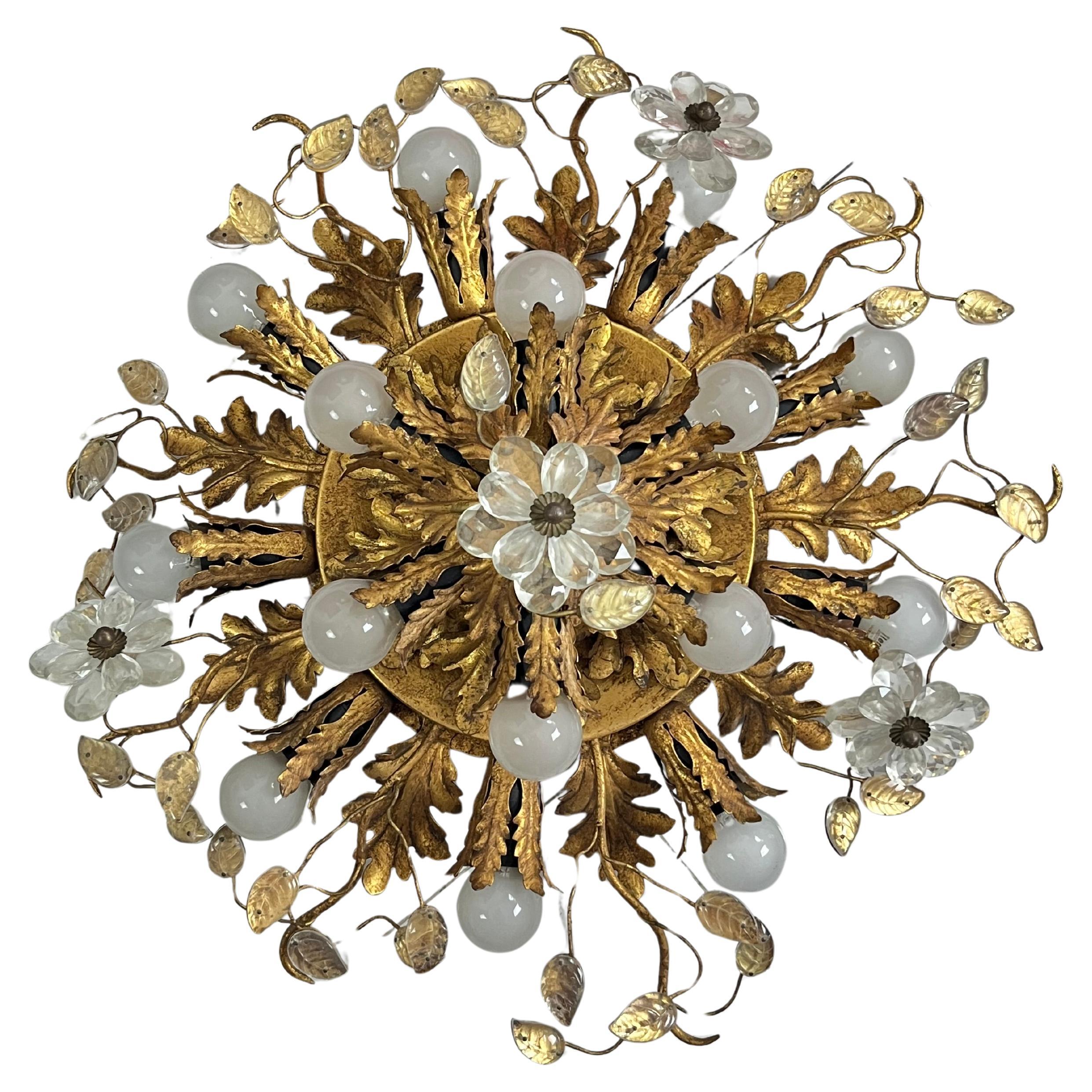 Plafonnier à 15 lumières en métal doré et cristal attribué à la Maison Baguès
