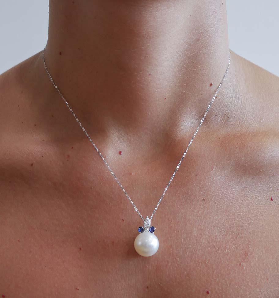 Donna Ciondolo di 15 mm con perle, zaffiri, diamanti e platino. in vendita