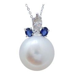Ciondolo di 15 mm con perle, zaffiri, diamanti e platino.