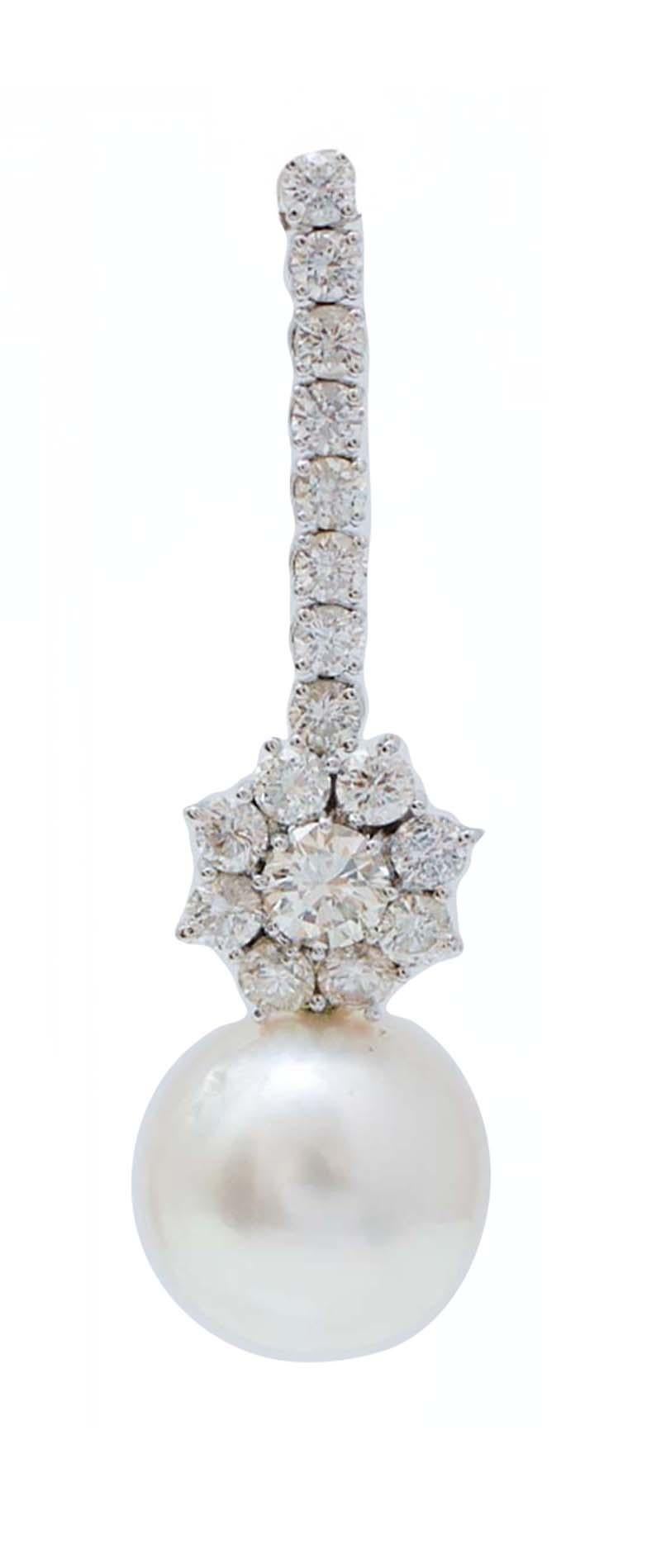 Elegantes boucles d'oreilles en structure d'or blanc 14 kt montées avec des diamants sur toute la longueur avec une fleur finale de diamants. Comme pendentif, une perle.
Ces boucles d'oreilles ont été entièrement réalisées à la main par des maîtres