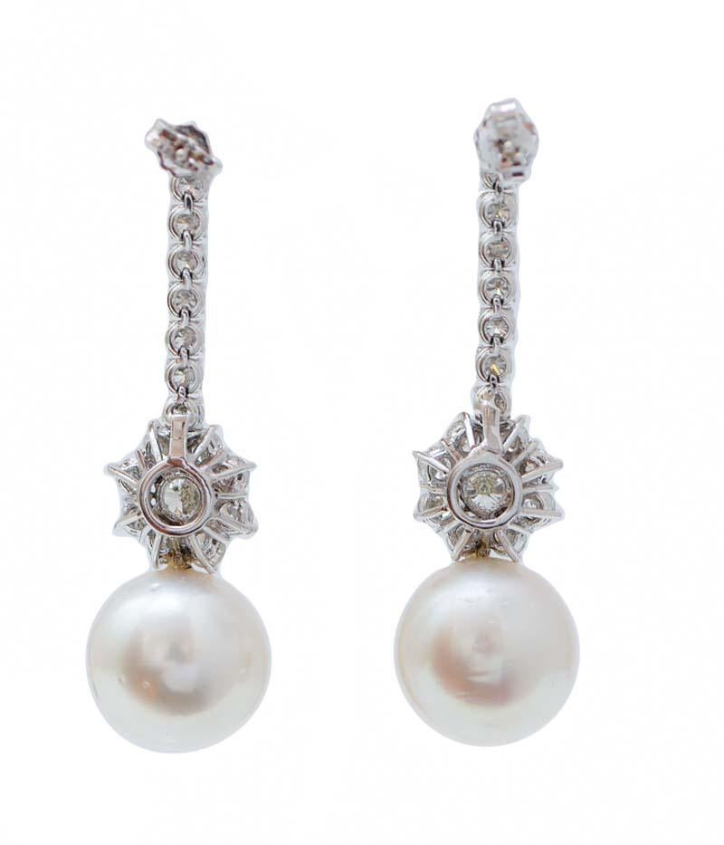 Rétro Boucles d'oreilles en perles de 15 mm, diamants, or blanc 14 carats. en vente