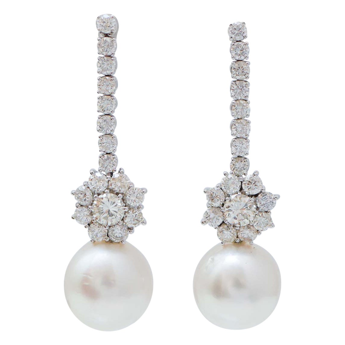 Boucles d'oreilles en perles de 15 mm, diamants, or blanc 14 carats. en vente