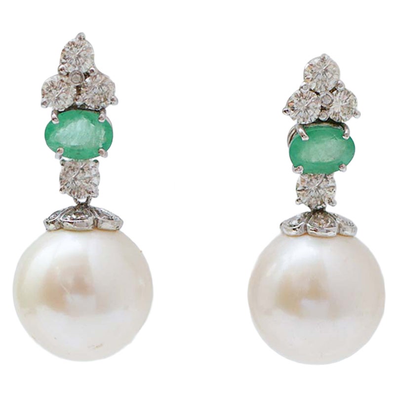 Orecchini di 15 mm con perle, smeraldi, diamanti e platino. in vendita