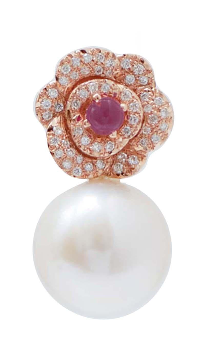 Orecchini fashion con struttura in oro rosa 18 kt montata con un fiore di diamanti e un rubino centrale. In basso, una perla.
Diamanti 0,72 ct
Rubini 0.80 ct
Perle 9,80 gr - 15 mm
Peso totale 17.80 gr
RF    G     OHEF

Per qualsiasi informazione,