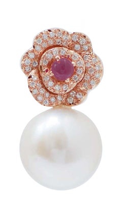 Pendientes modernos de perlas de 15 mm, rubíes, diamantes y oro rosa de 18 quilates.
