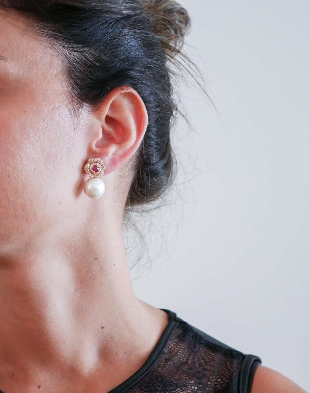 Taglio misto Orecchini moderni da 15 mm con perle, rubini, diamanti, oro rosa 18 carati. in vendita