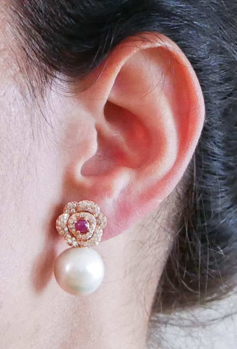 Orecchini moderni da 15 mm con perle, rubini, diamanti, oro rosa 18 carati. In condizioni Nuovo in vendita a Marcianise, Marcianise (CE)