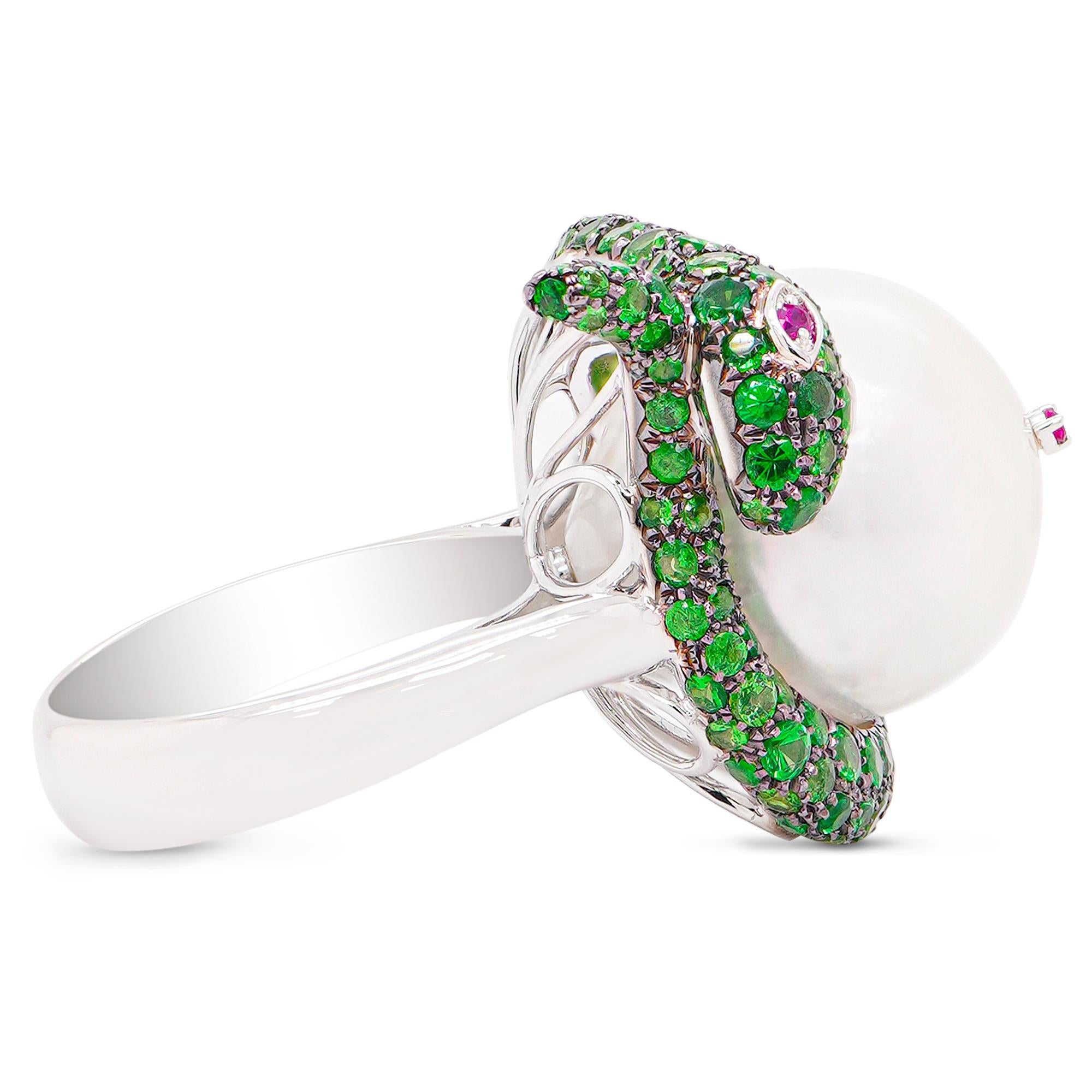Uno splendido pezzo singolo di perla dei mari del sud da 15 mm è avvolto da 2,99 carati di greene & greene. L'anello è inoltre incastonato con 0,03 carati di rubino rosso vivo e incastonato in oro 18 carati.

La spedizione sarà effettuata con FED EX
