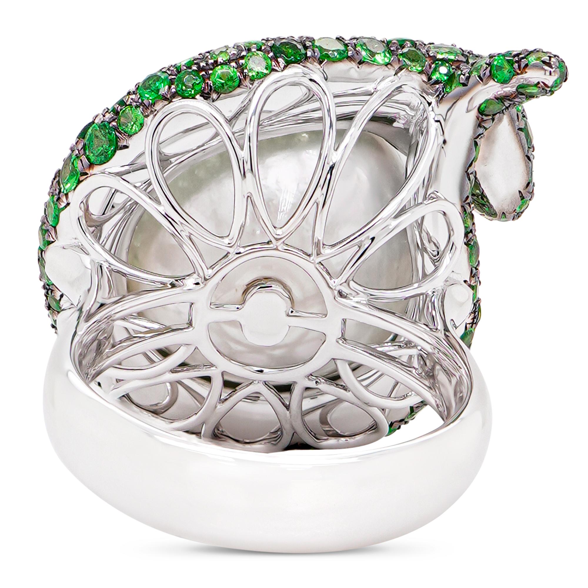 Art Nouveau 15 MM Perla dei mari del sud avvolta in tsavorite Anello di design a forma di serpente 18 carati Turner Design in vendita