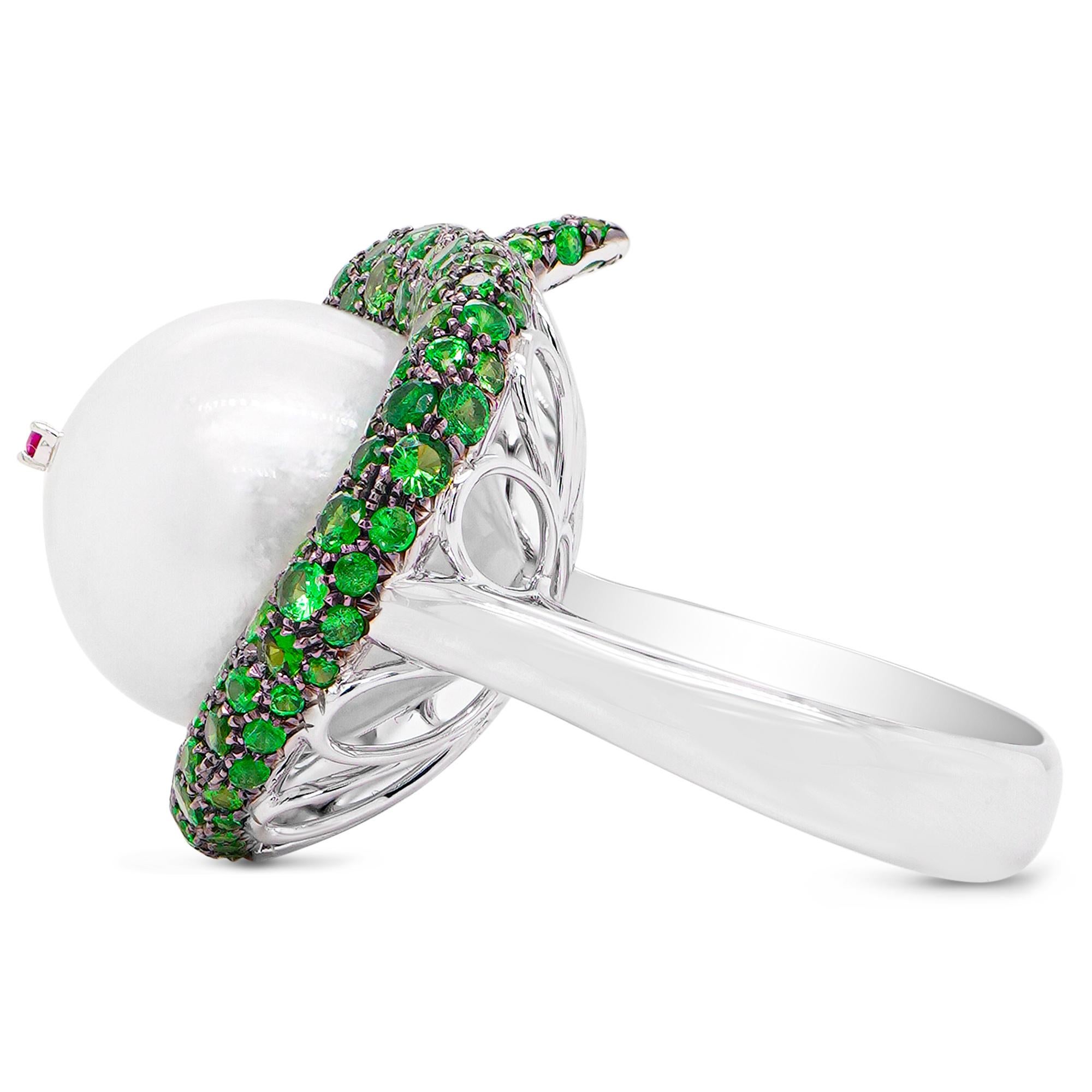 Taglio rotondo 15 MM Perla dei mari del sud avvolta in tsavorite Anello di design a forma di serpente 18 carati Turner Design in vendita