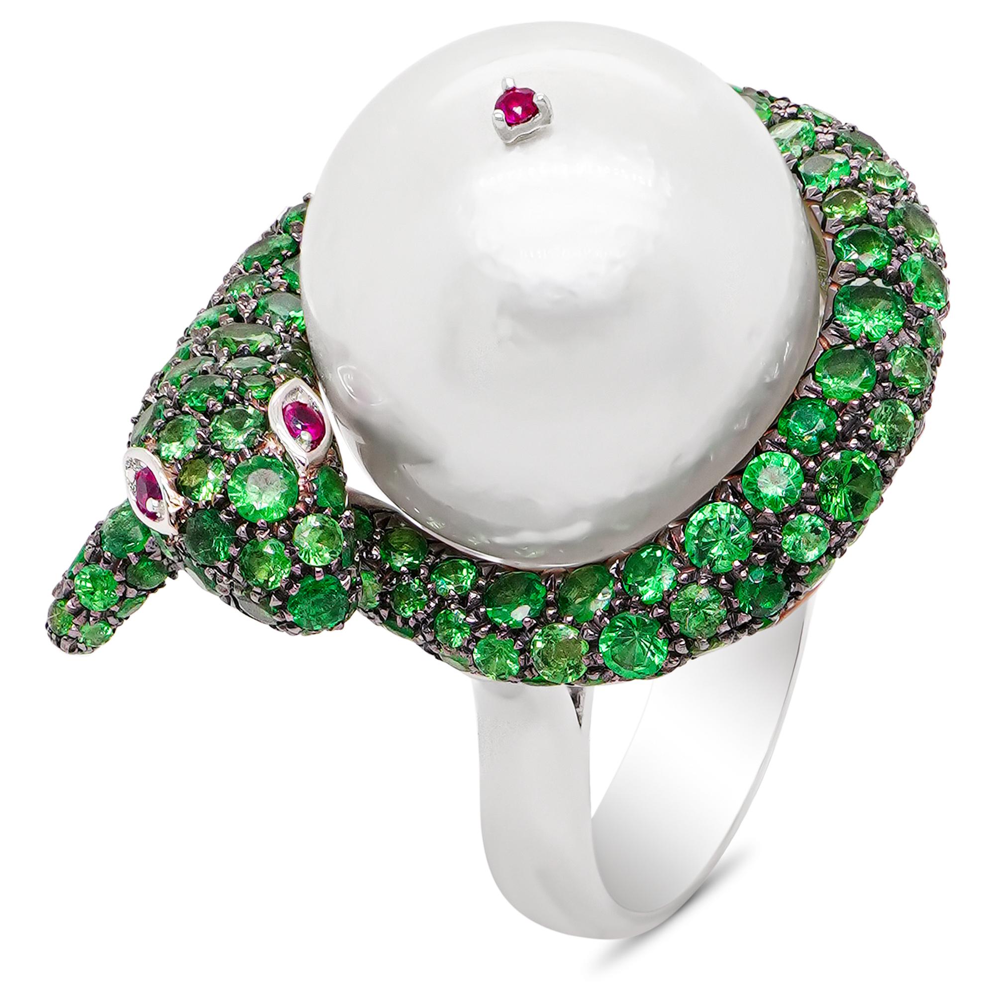 15 MM Perla dei mari del sud avvolta in tsavorite Anello di design a forma di serpente 18 carati Turner Design In condizioni Nuovo in vendita a Hung Hom, HK