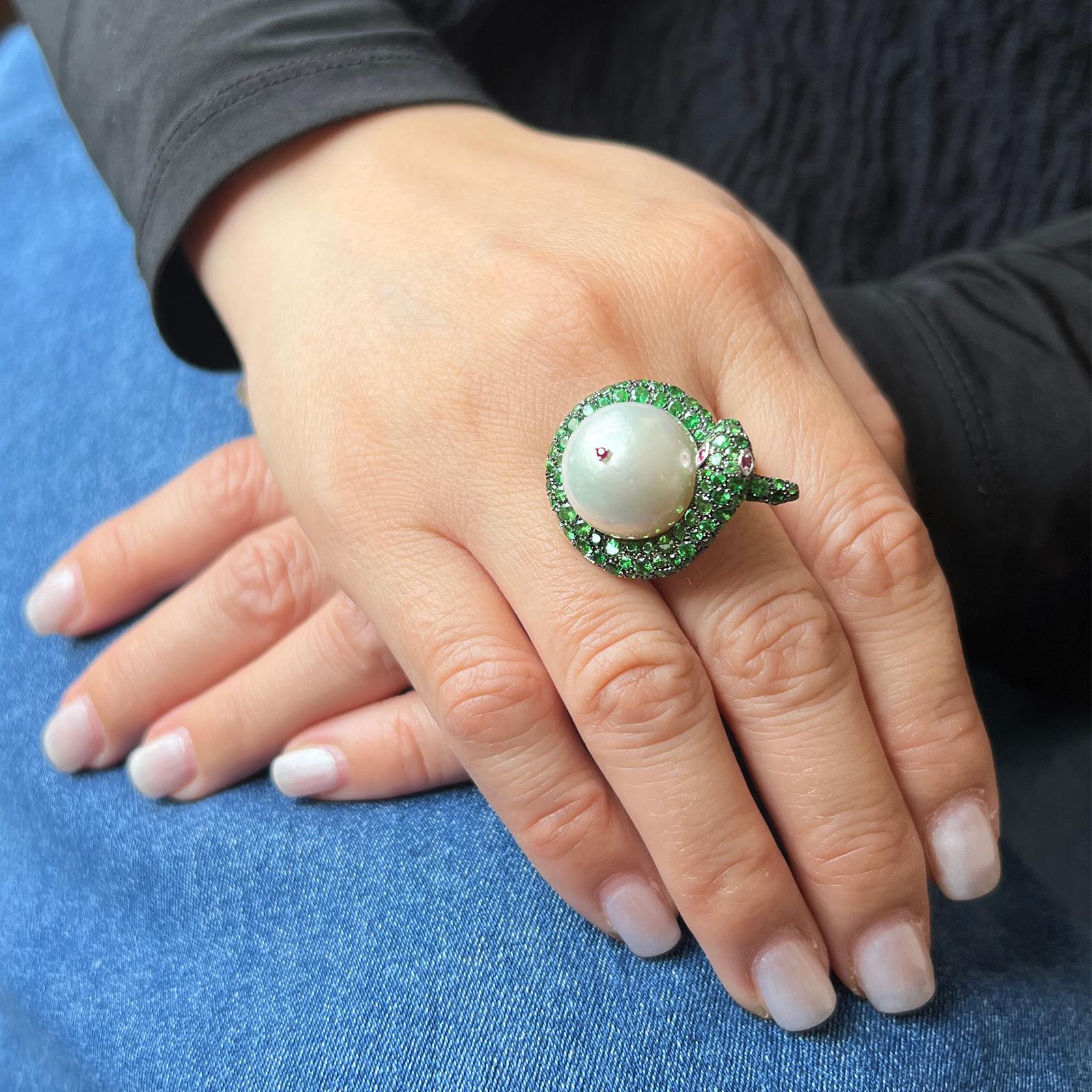 da uomo o donna 15 MM Perla dei mari del sud avvolta in tsavorite Anello di design a forma di serpente 18 carati Turner Design in vendita