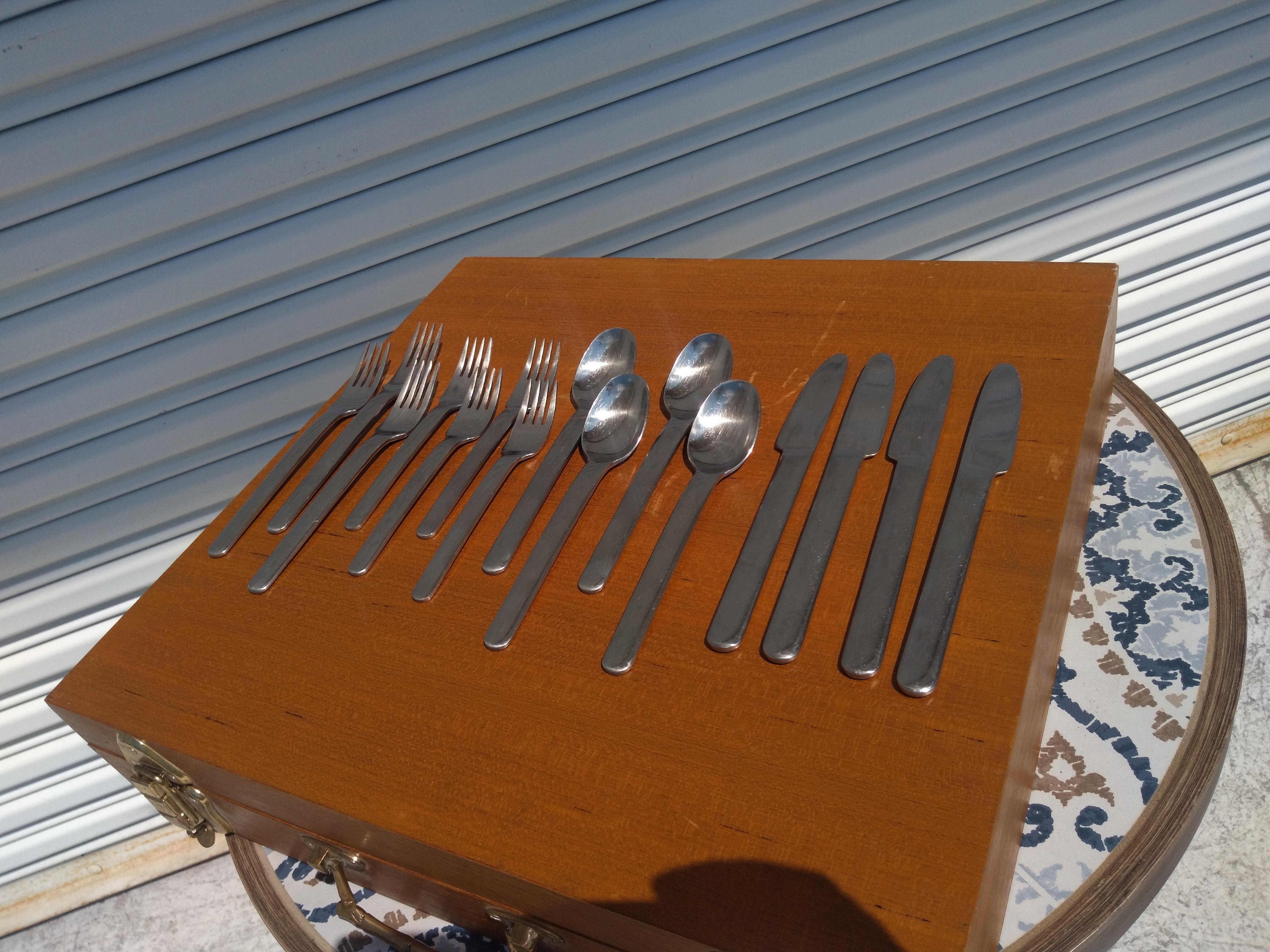 Voici un bel ensemble de couverts de Dansk. Les couverts sont fabriqués dans le style du milieu du siècle. Les couverts Dansk sont fabriqués au Danemark.
L'ensemble comprend 7 fourchettes, 4 cuillères à soupe, 4 couteaux.