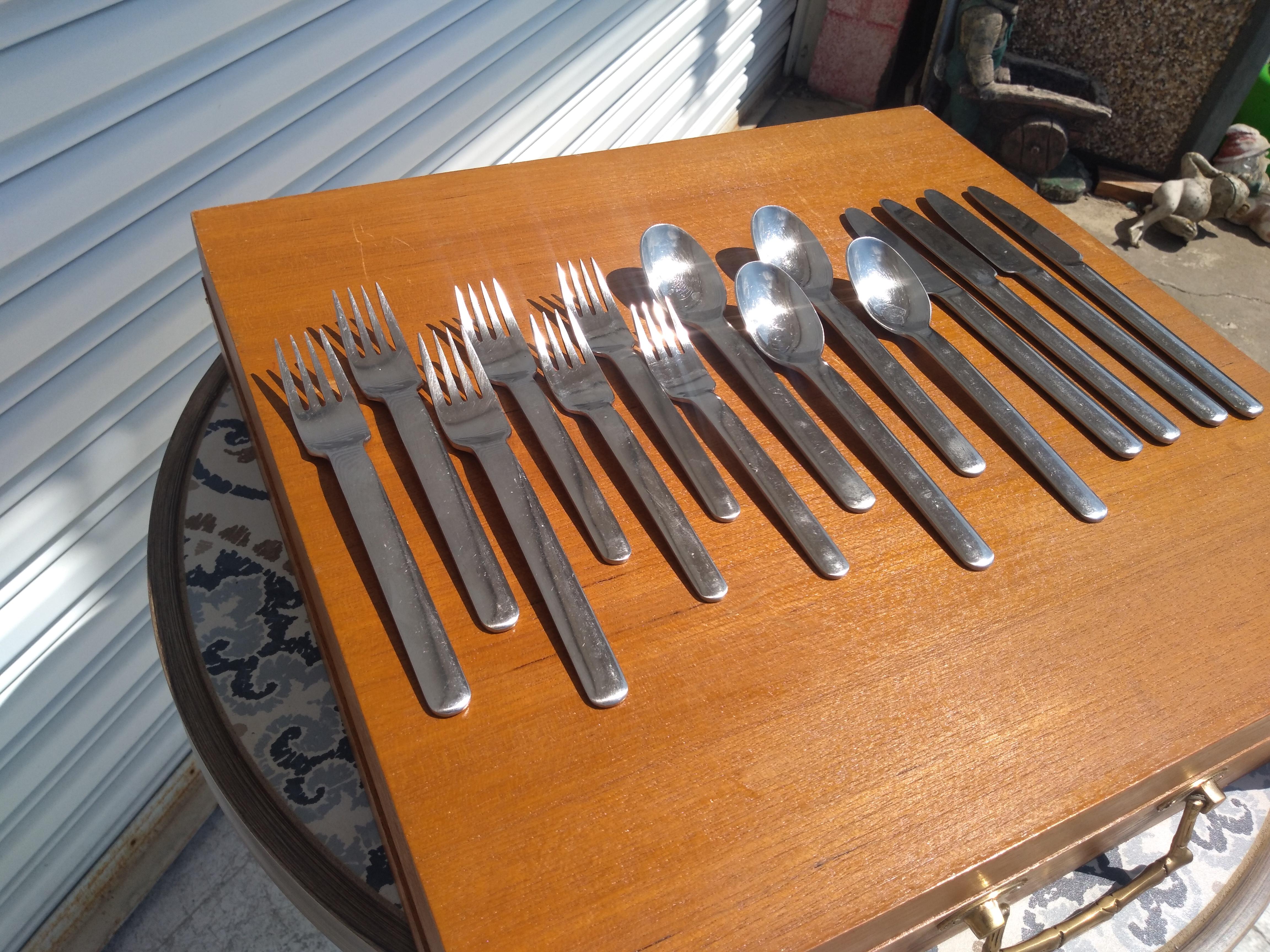 Mid-Century Modern 15 pc. Ensemble de couverts Dansk en acier inoxydable en vente