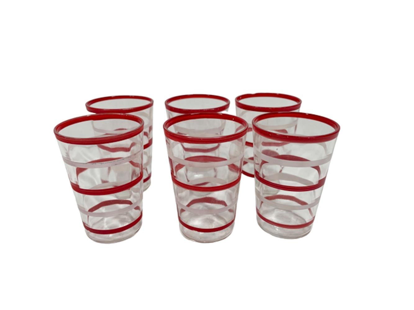 20ième siècle Set de 15 shakers à cocktail Art déco peints à la main avec bandes rouges et blanches en vente