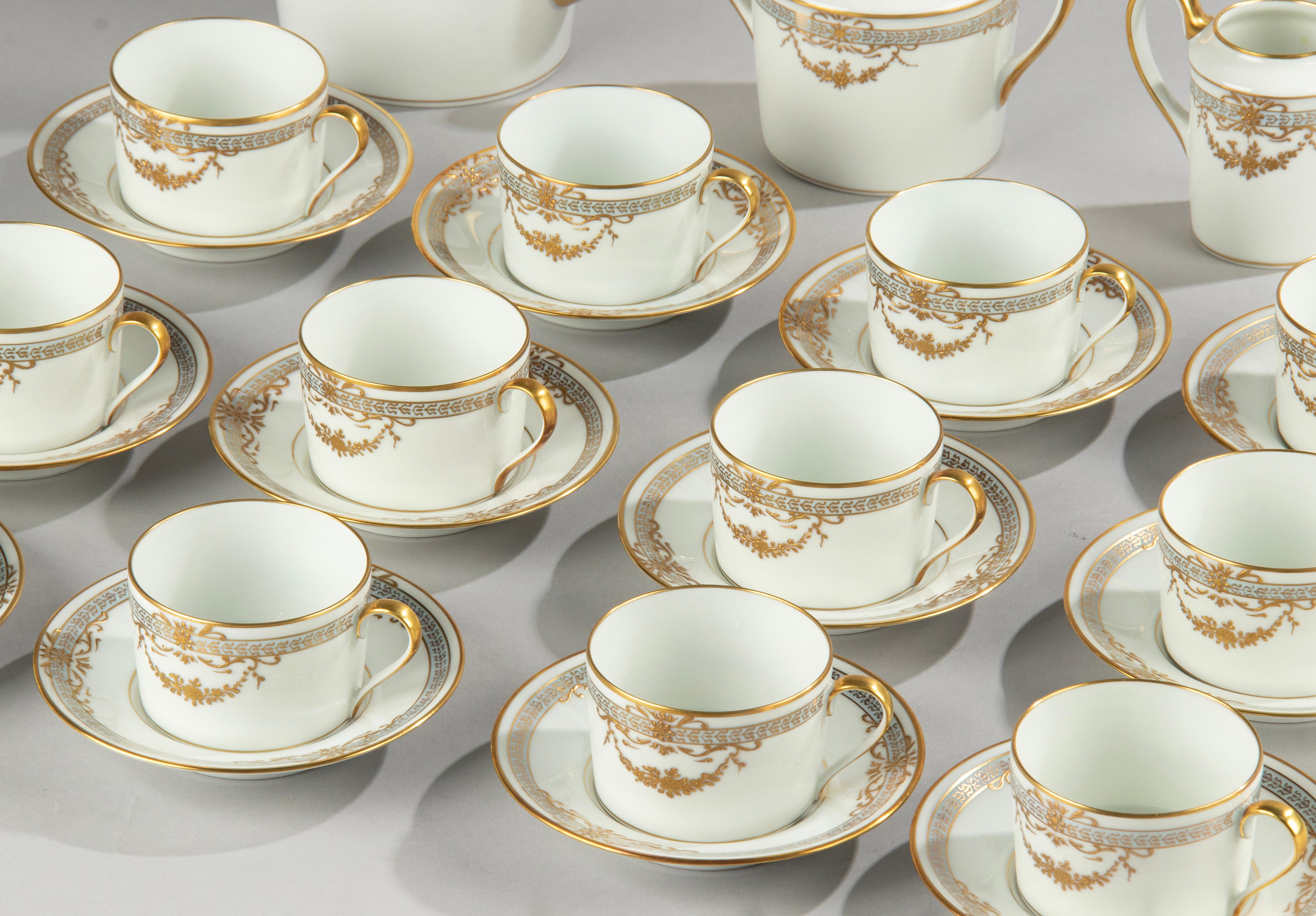 15-Piece Porcelain Tea Set, Royal Limoges, Relief Gilded  In Good Condition In Casteren, Noord-Brabant