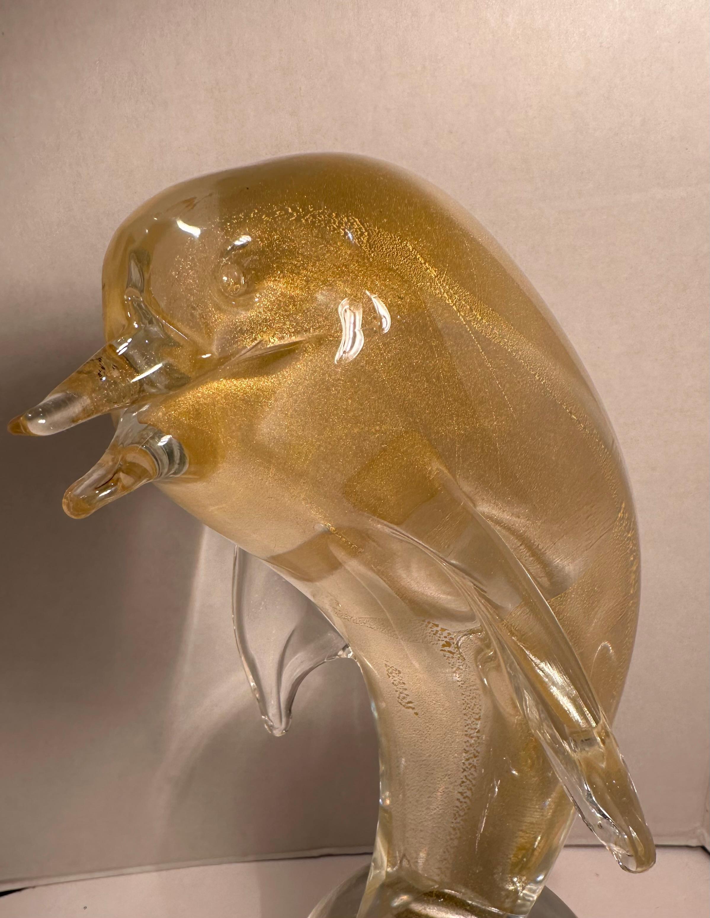 20ième siècle Sculpture de dauphin de 15 pouces de haut en verre d'art de Murano avec des touches d'or 24 carats sur sphère en vente
