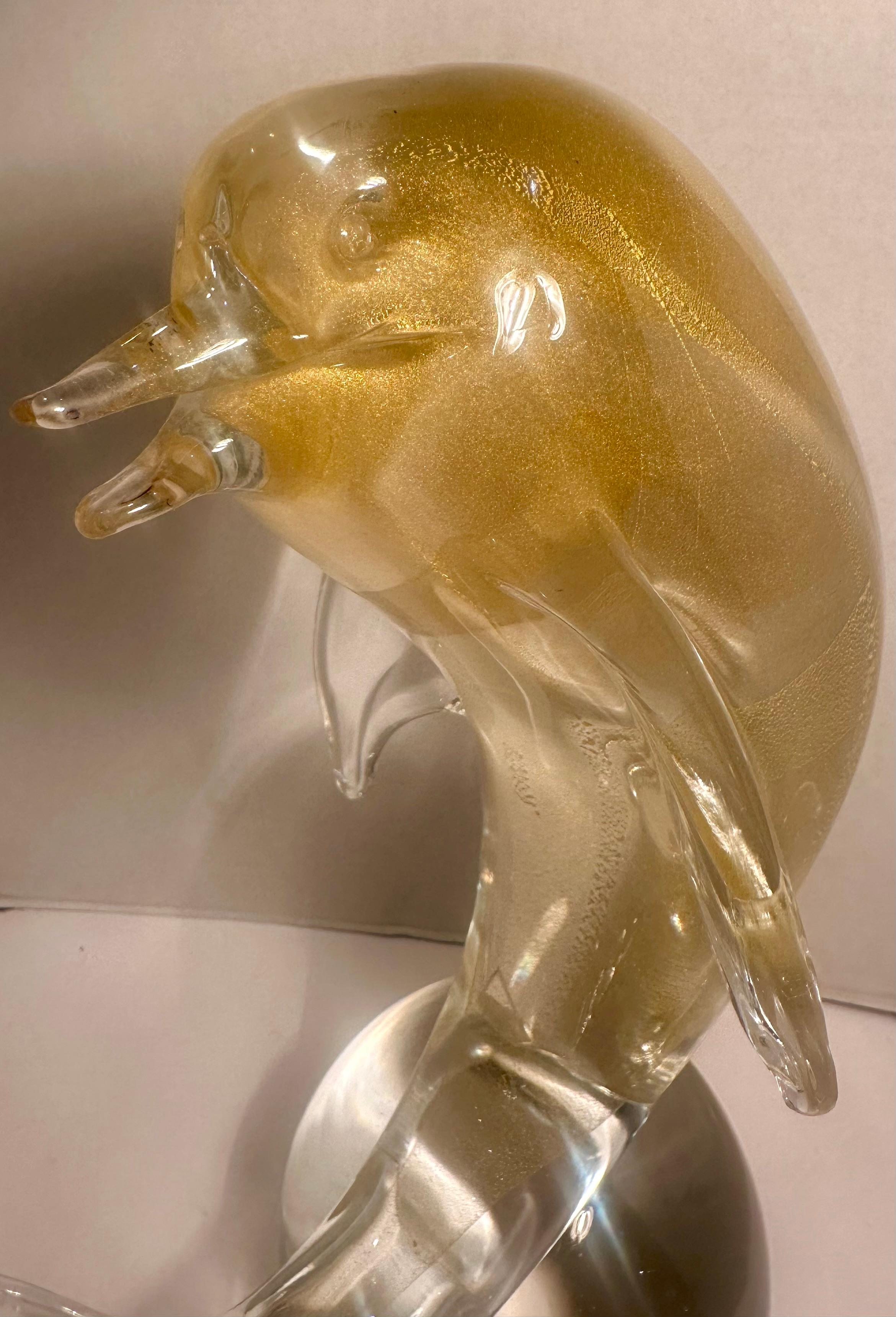 Verre de Murano Sculpture de dauphin de 15 pouces de haut en verre d'art de Murano avec des touches d'or 24 carats sur sphère en vente