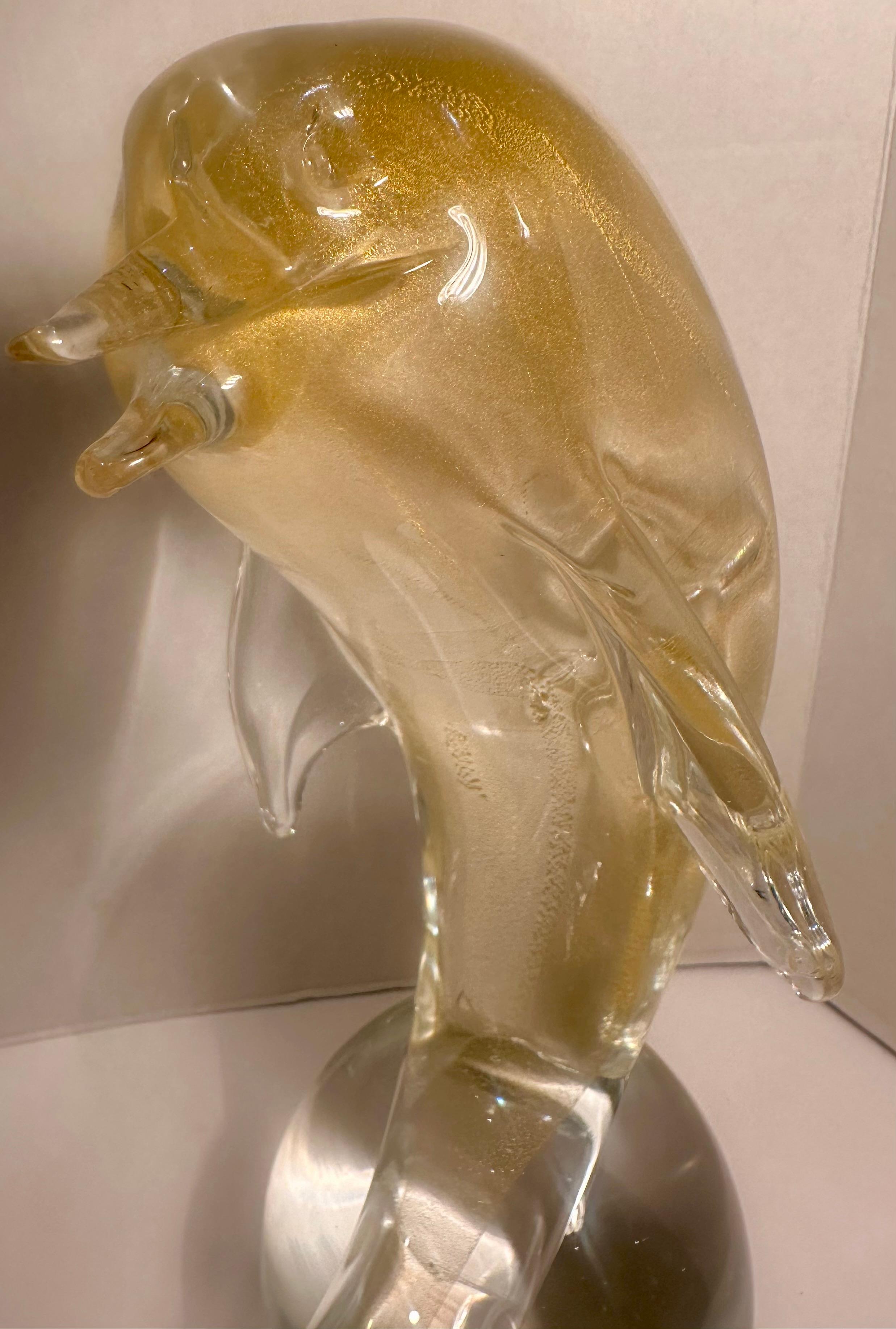 Sculpture de dauphin de 15 pouces de haut en verre d'art de Murano avec des touches d'or 24 carats sur sphère en vente 1