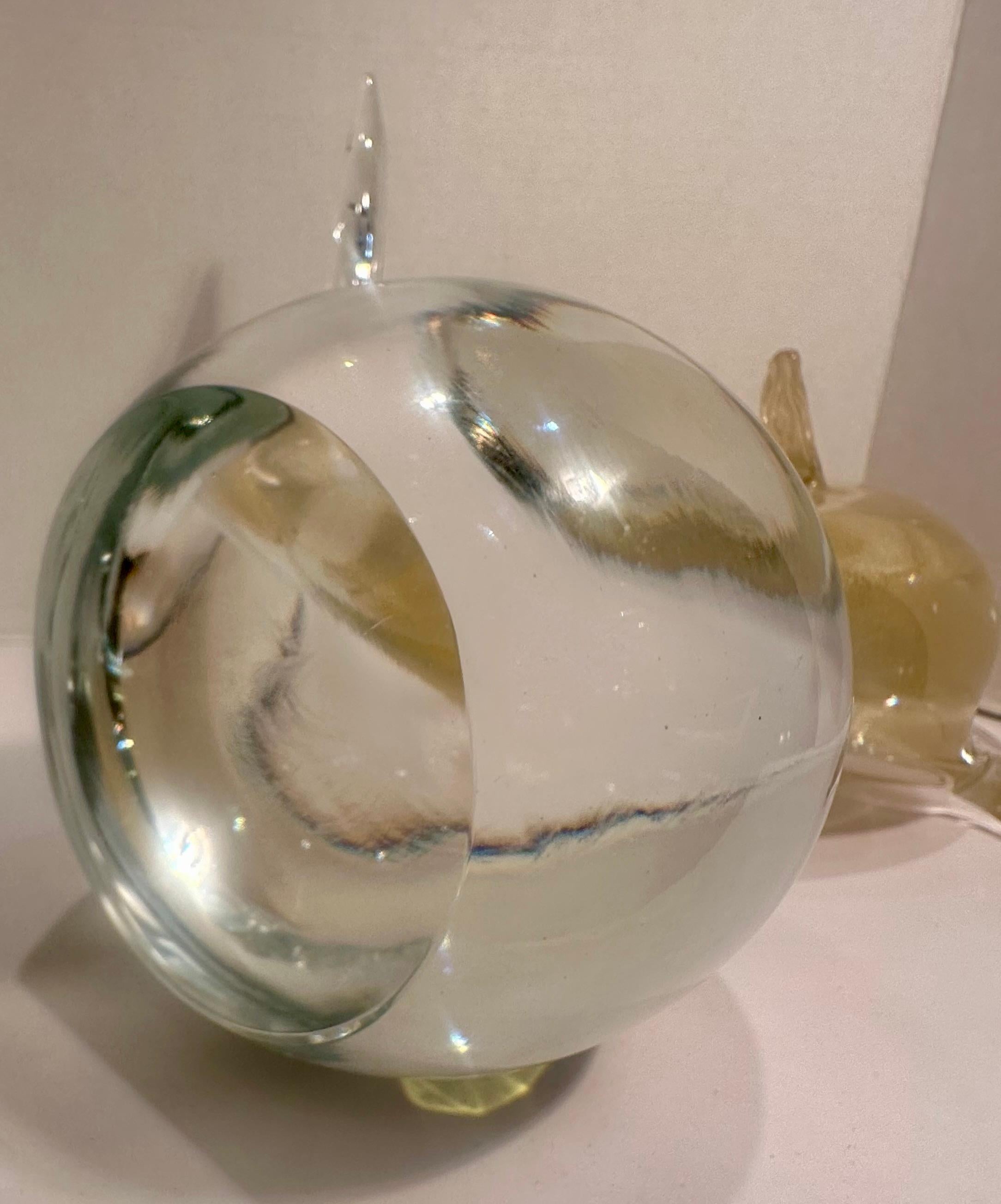 Sculpture de dauphin de 15 pouces de haut en verre d'art de Murano avec des touches d'or 24 carats sur sphère en vente 2