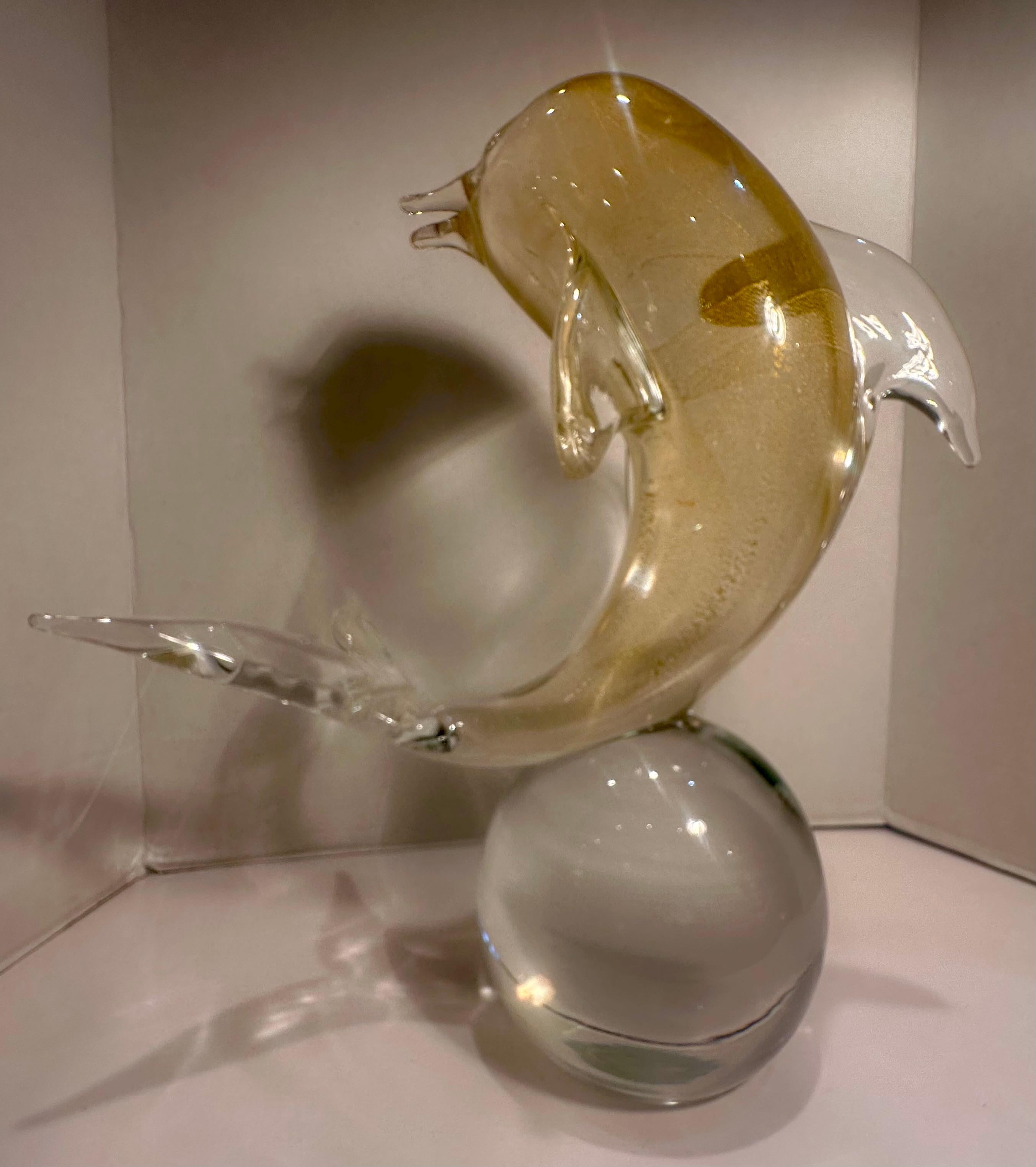 Sculpture de dauphin de 15 pouces de haut en verre d'art de Murano avec des touches d'or 24 carats sur sphère en vente 3