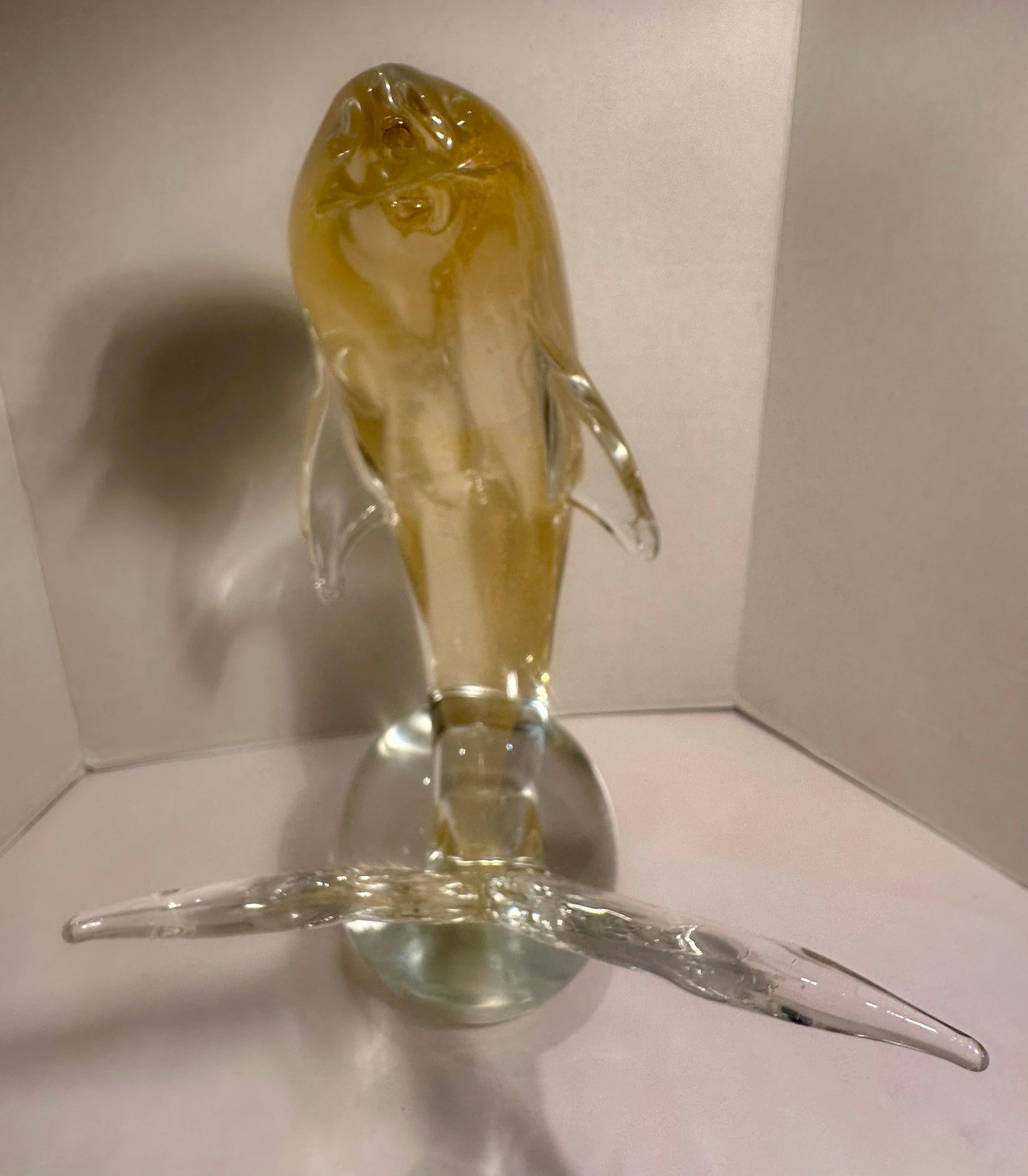 Sculpture de dauphin de 15 pouces de haut en verre d'art de Murano avec des touches d'or 24 carats sur sphère en vente 4