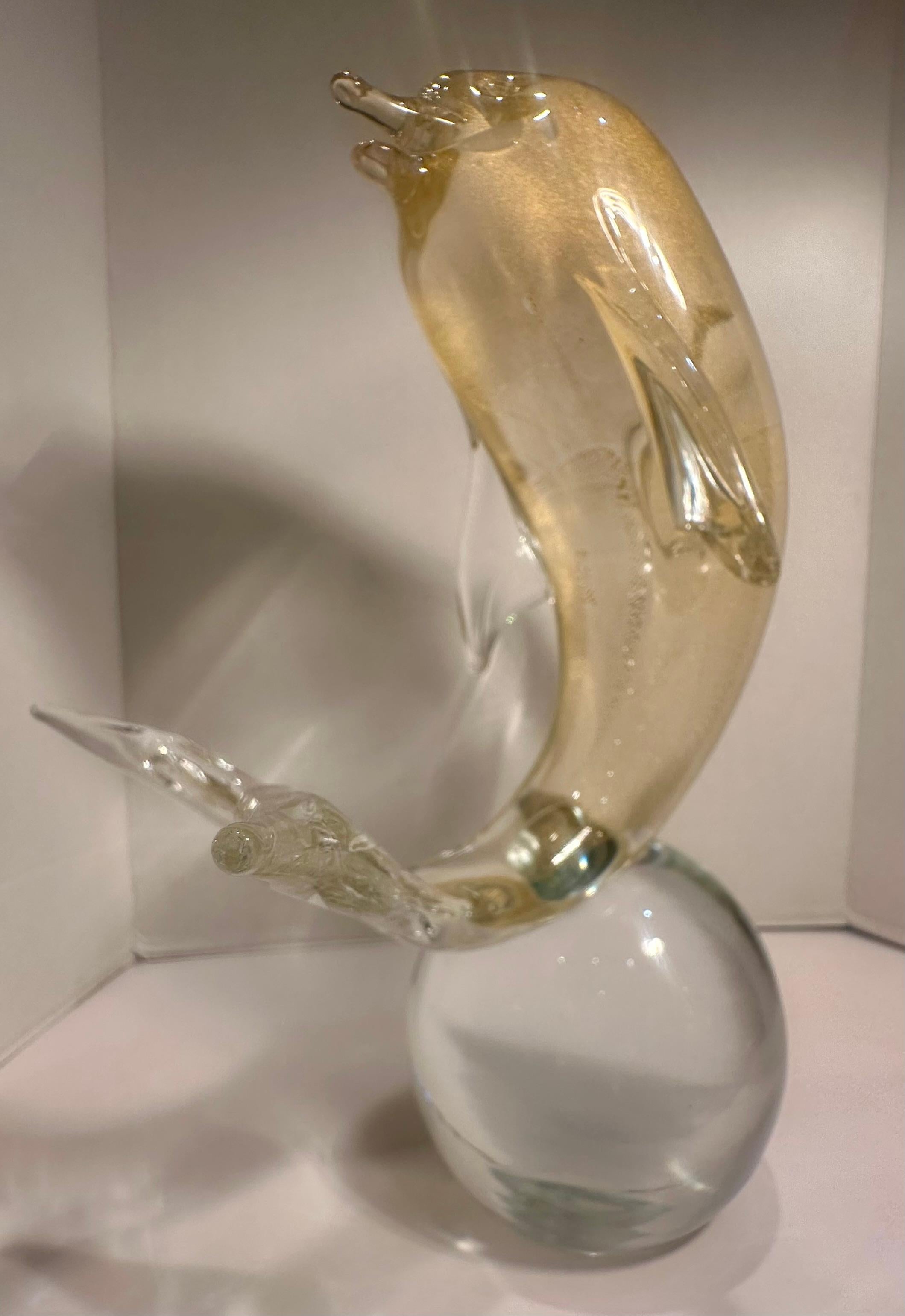 Sculpture de dauphin de 15 pouces de haut en verre d'art de Murano avec des touches d'or 24 carats sur sphère en vente 5