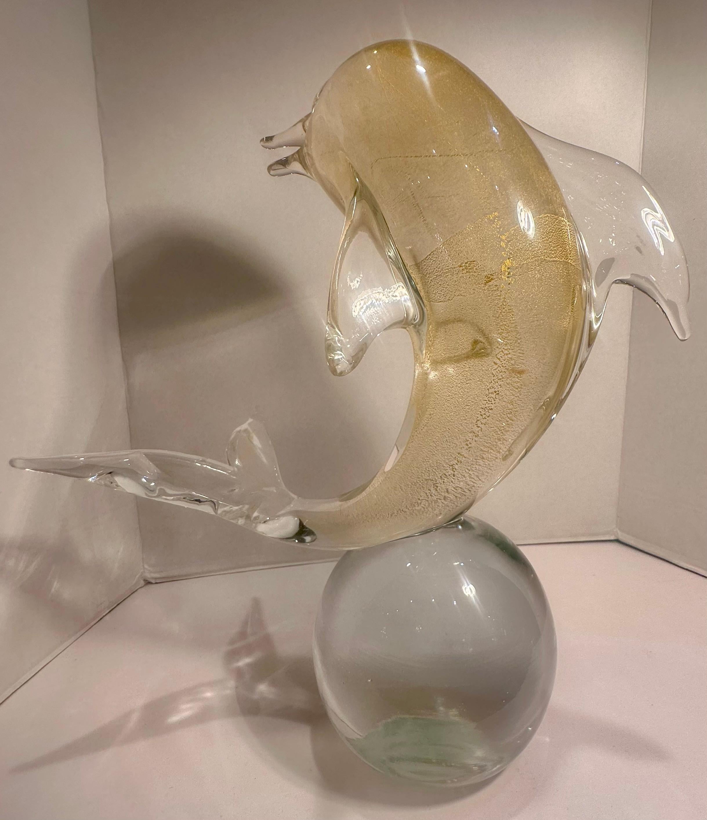 Sculpture de dauphin de 15 pouces de haut en verre d'art de Murano avec des touches d'or 24 carats sur sphère en vente 6
