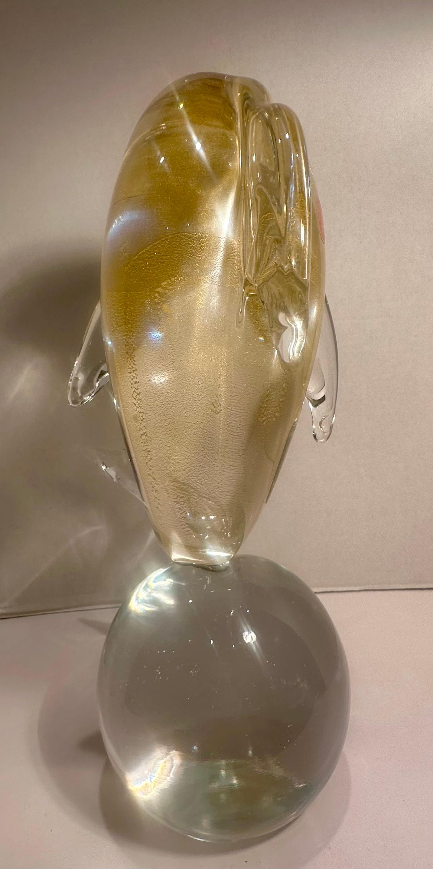 Sculpture de dauphin de 15 pouces de haut en verre d'art de Murano avec des touches d'or 24 carats sur sphère en vente 7