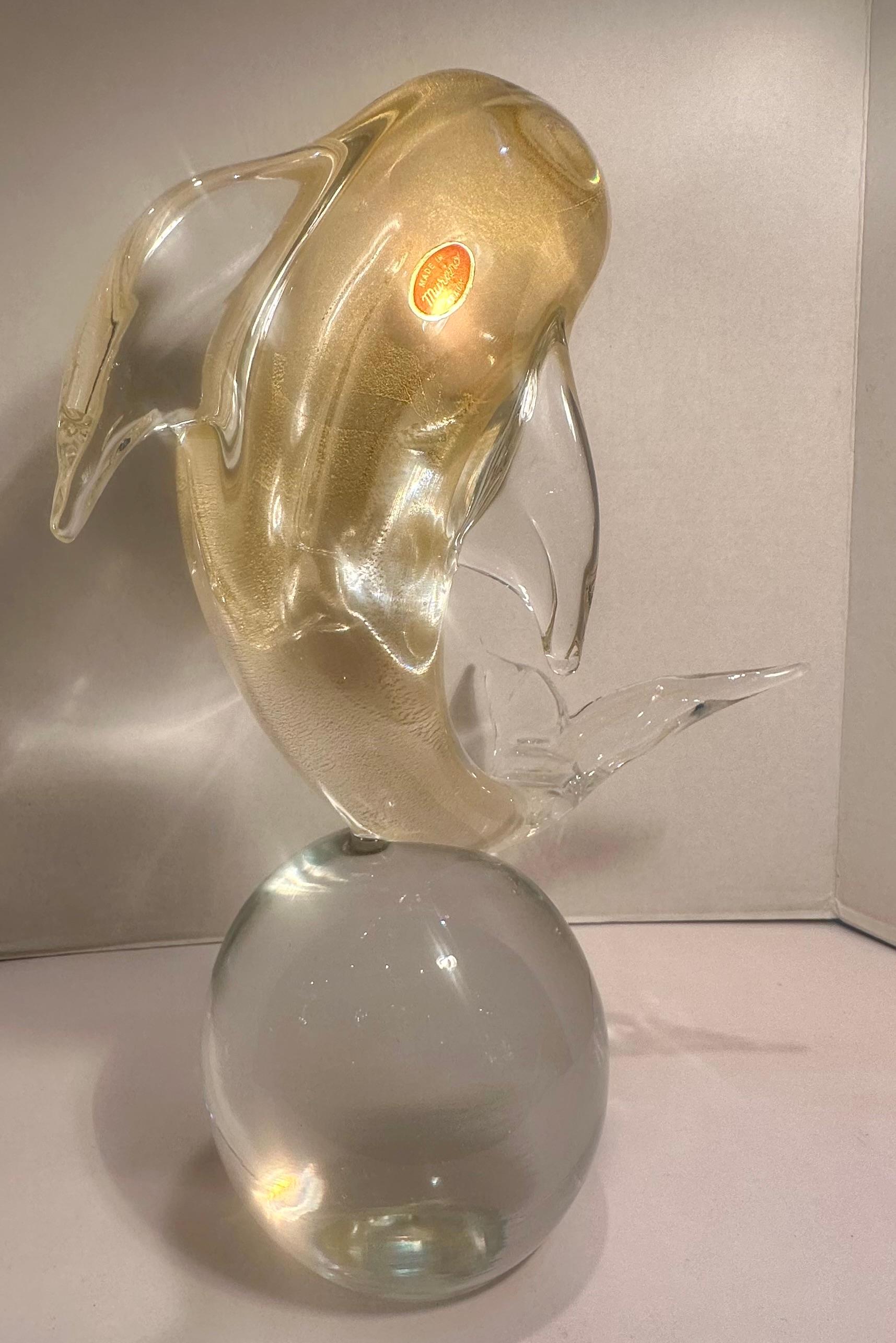 Sculpture de dauphin de 15 pouces de haut en verre d'art de Murano avec des touches d'or 24 carats sur sphère en vente 8