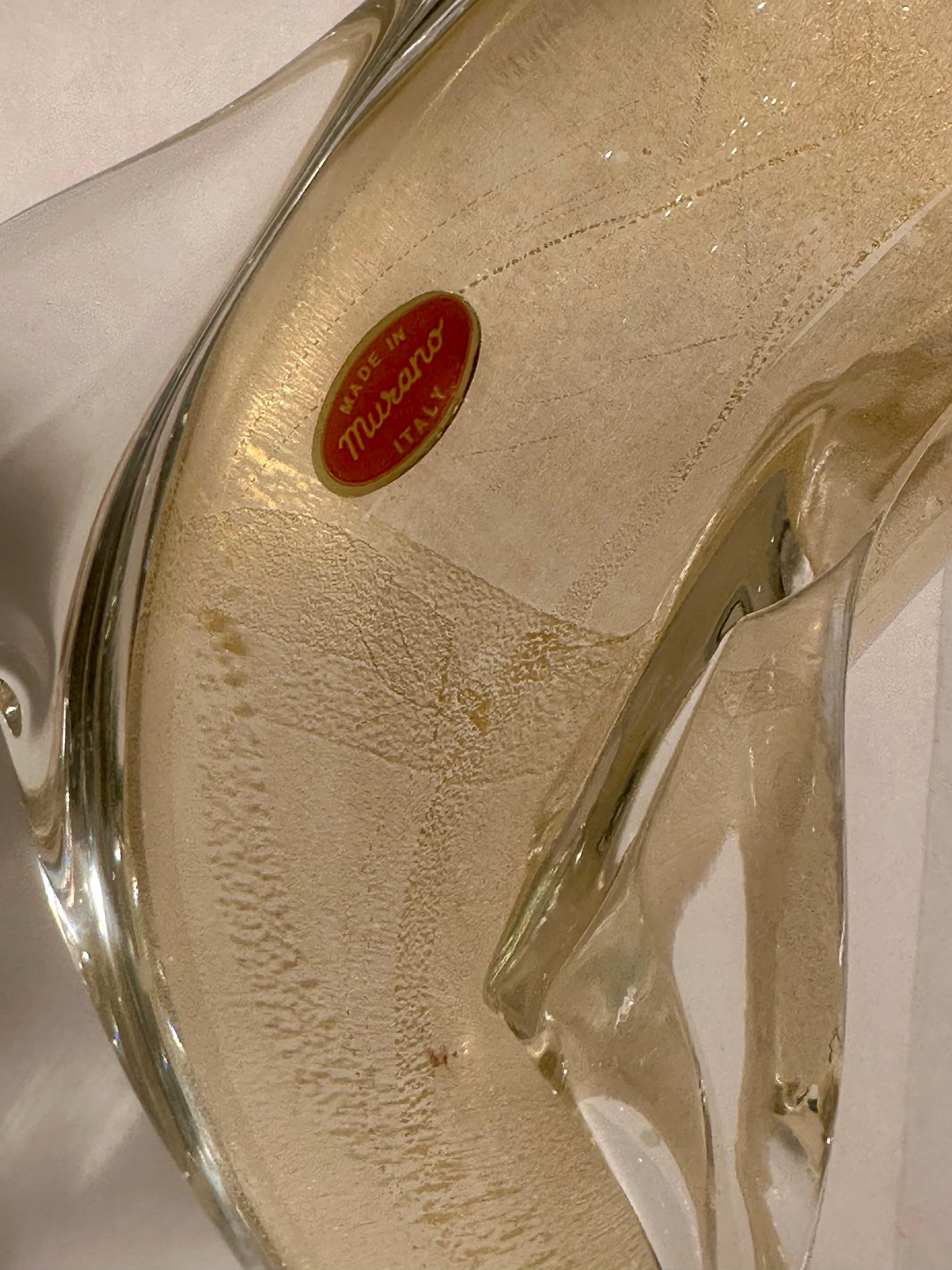 Sculpture de dauphin de 15 pouces de haut en verre d'art de Murano avec des touches d'or 24 carats sur sphère en vente 9