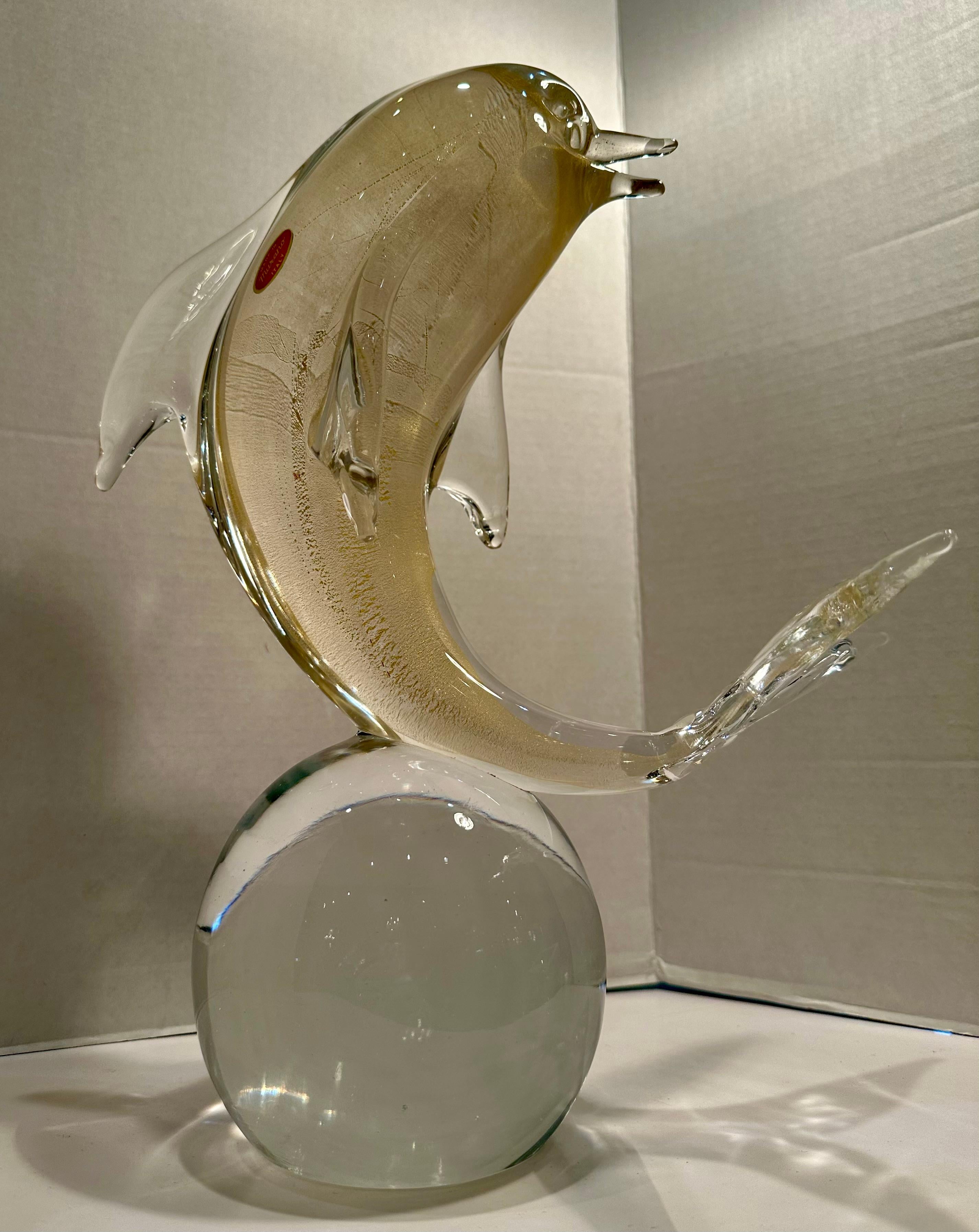 Moderne Sculpture de dauphin de 15 pouces de haut en verre d'art de Murano avec des touches d'or 24 carats sur sphère en vente