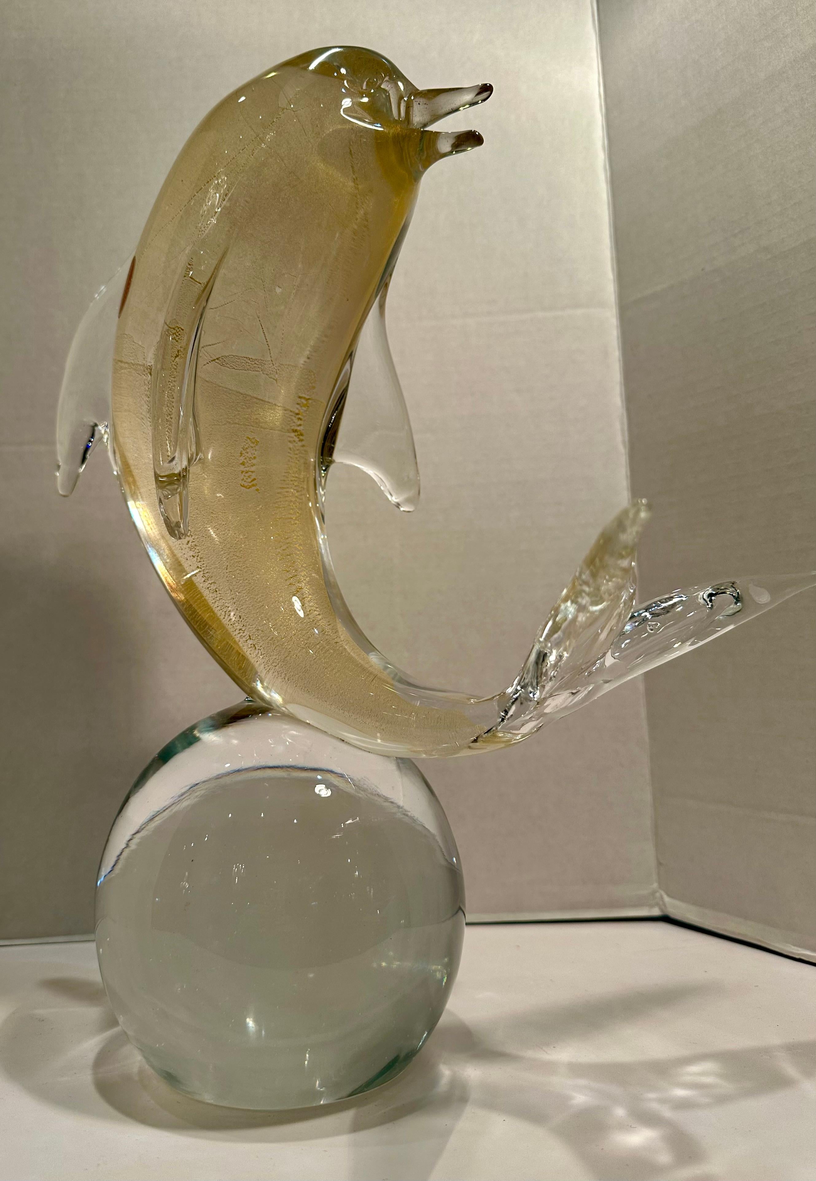 italien Sculpture de dauphin de 15 pouces de haut en verre d'art de Murano avec des touches d'or 24 carats sur sphère en vente