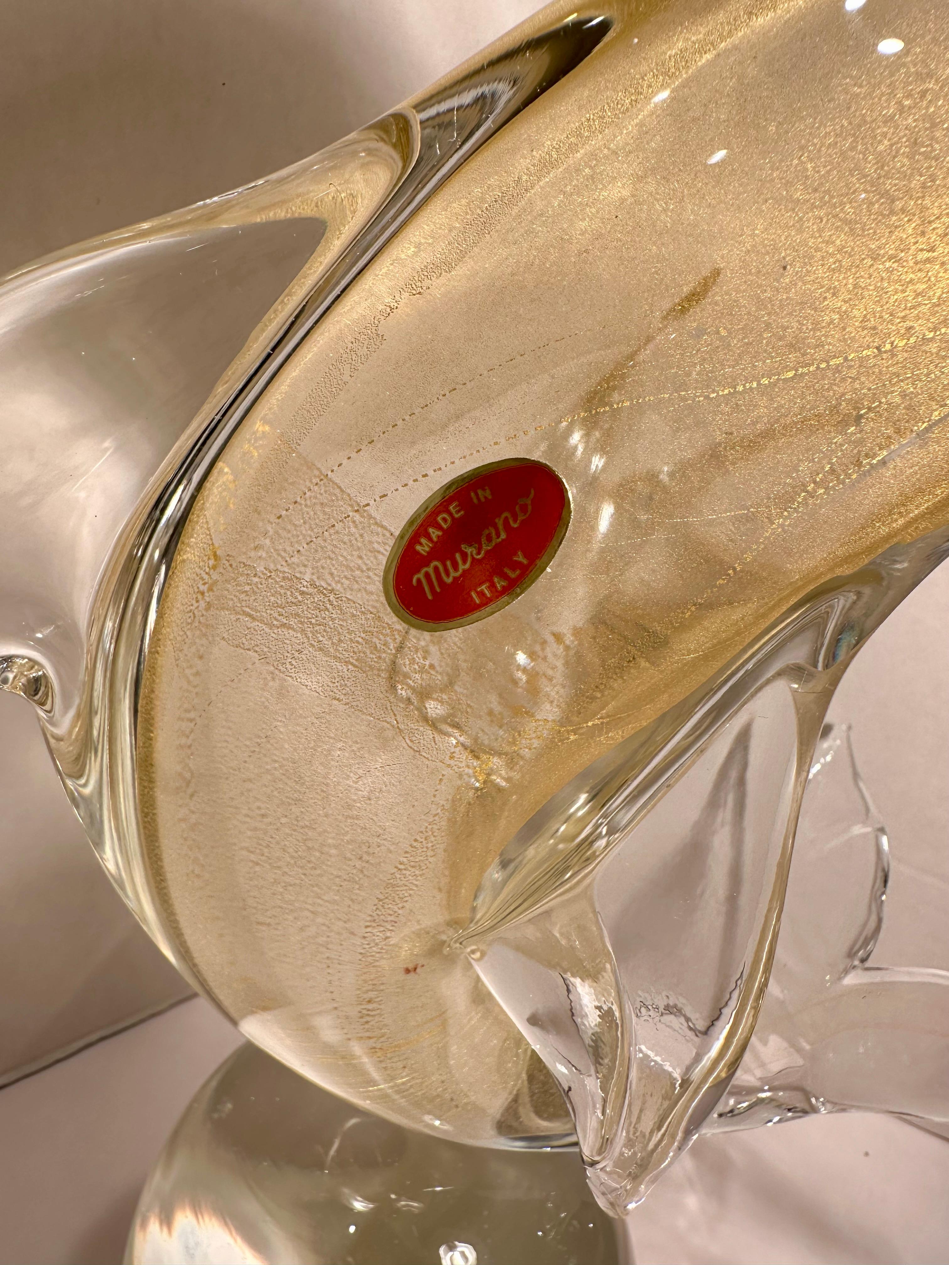 Fait main Sculpture de dauphin de 15 pouces de haut en verre d'art de Murano avec des touches d'or 24 carats sur sphère en vente