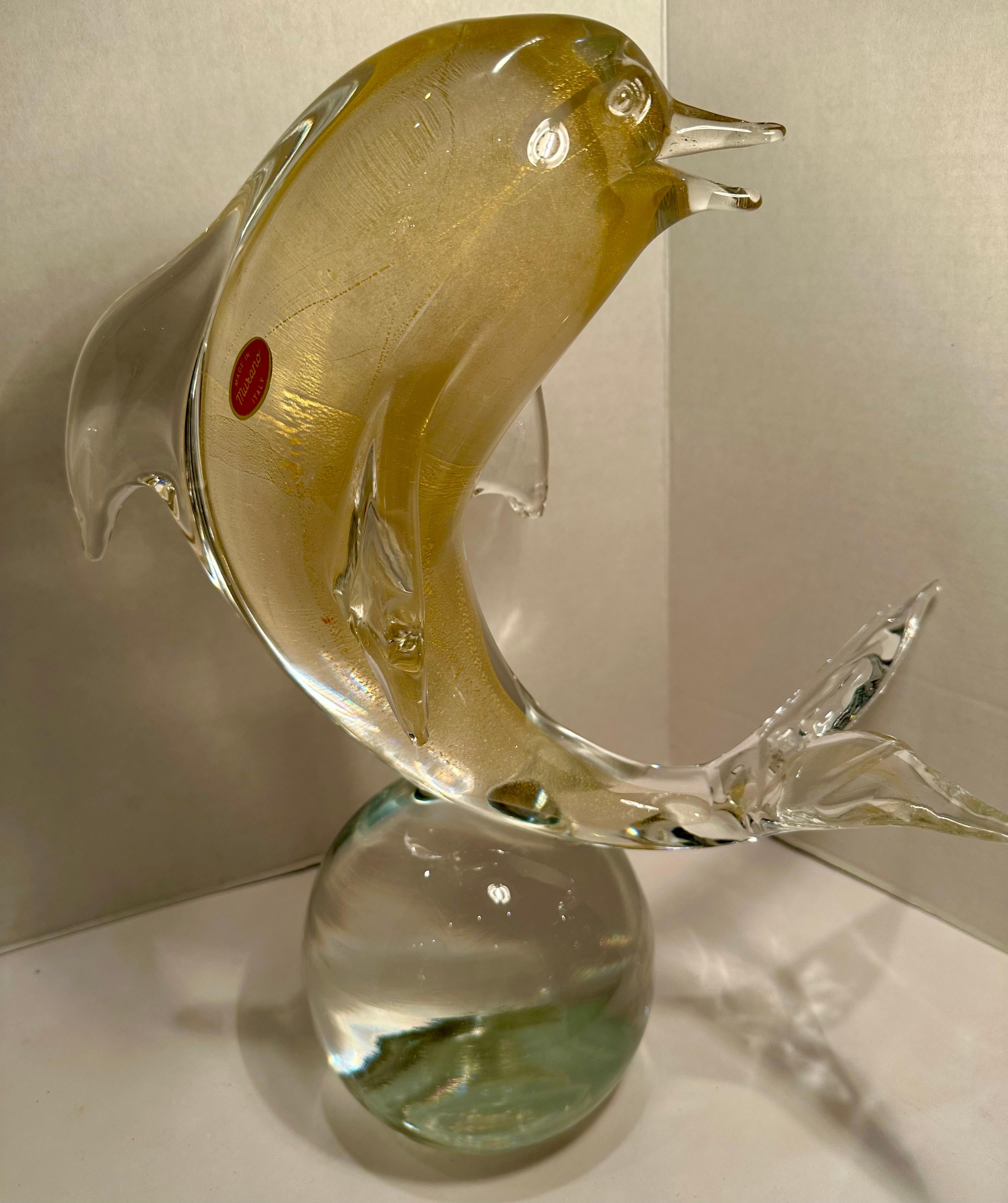 Sculpture de dauphin de 15 pouces de haut en verre d'art de Murano avec des touches d'or 24 carats sur sphère Excellent état - En vente à Tustin, CA