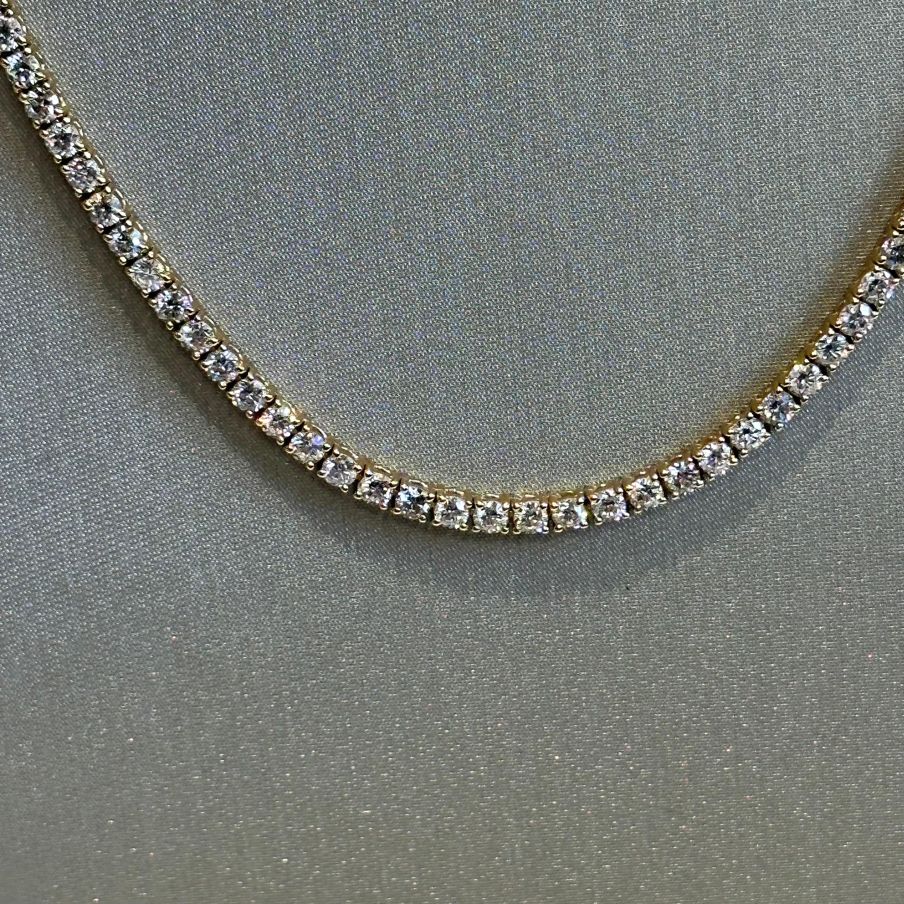 Magnifique collier de tennis en diamant de 15 carats en or rose 14k avec 140 diamants. Elegant et chic, ce collier est un must pour votre collection. 
