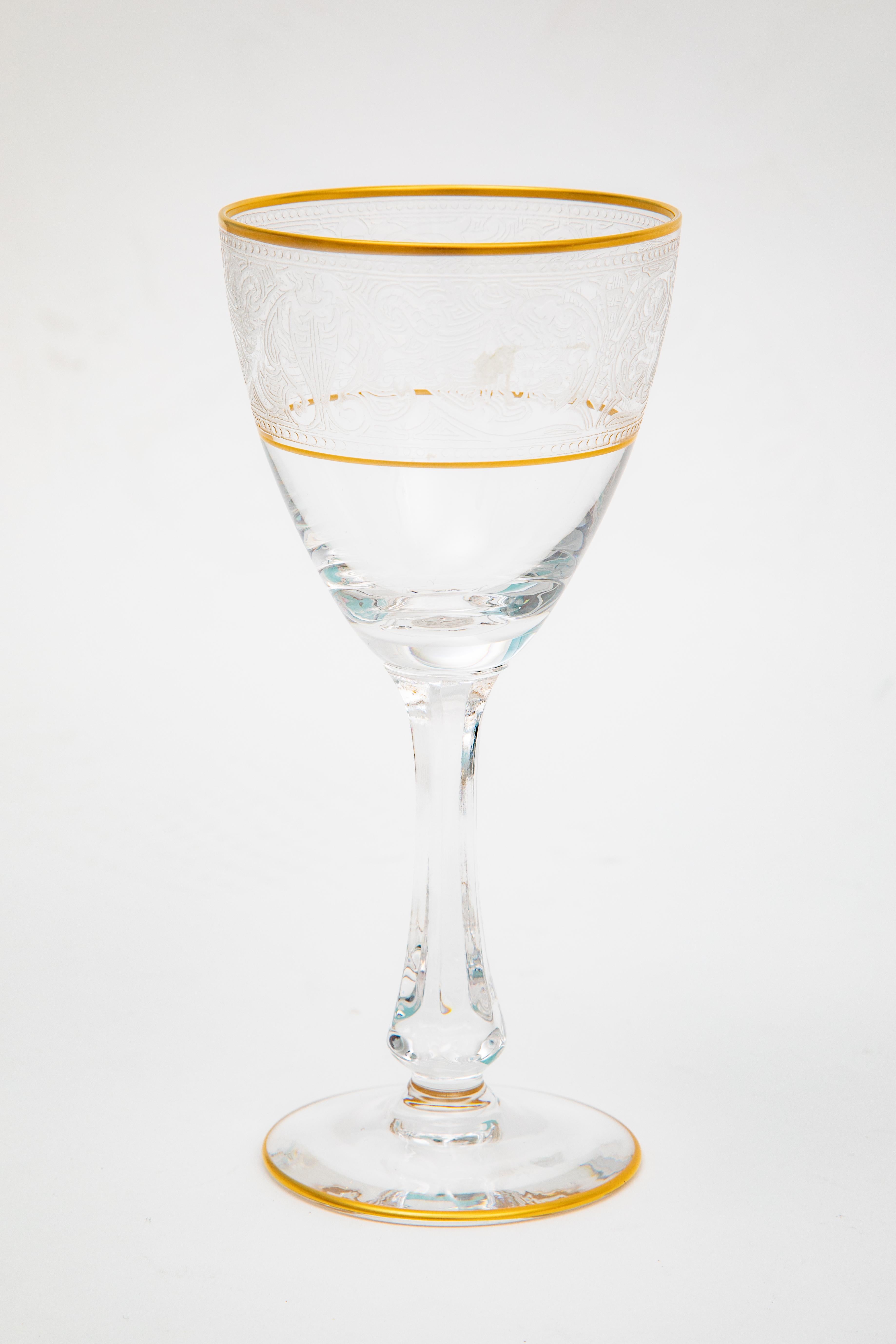 Un estupendo juego de 15 vasos para tu servicio de mesa o de bar. Este conjunto fue soplado en molde y tiene un bonito diseño grabado centrado en su copa con un tallo cortado acabado y ribeteado dos veces en oro de 24 quilates. Consulta las otras