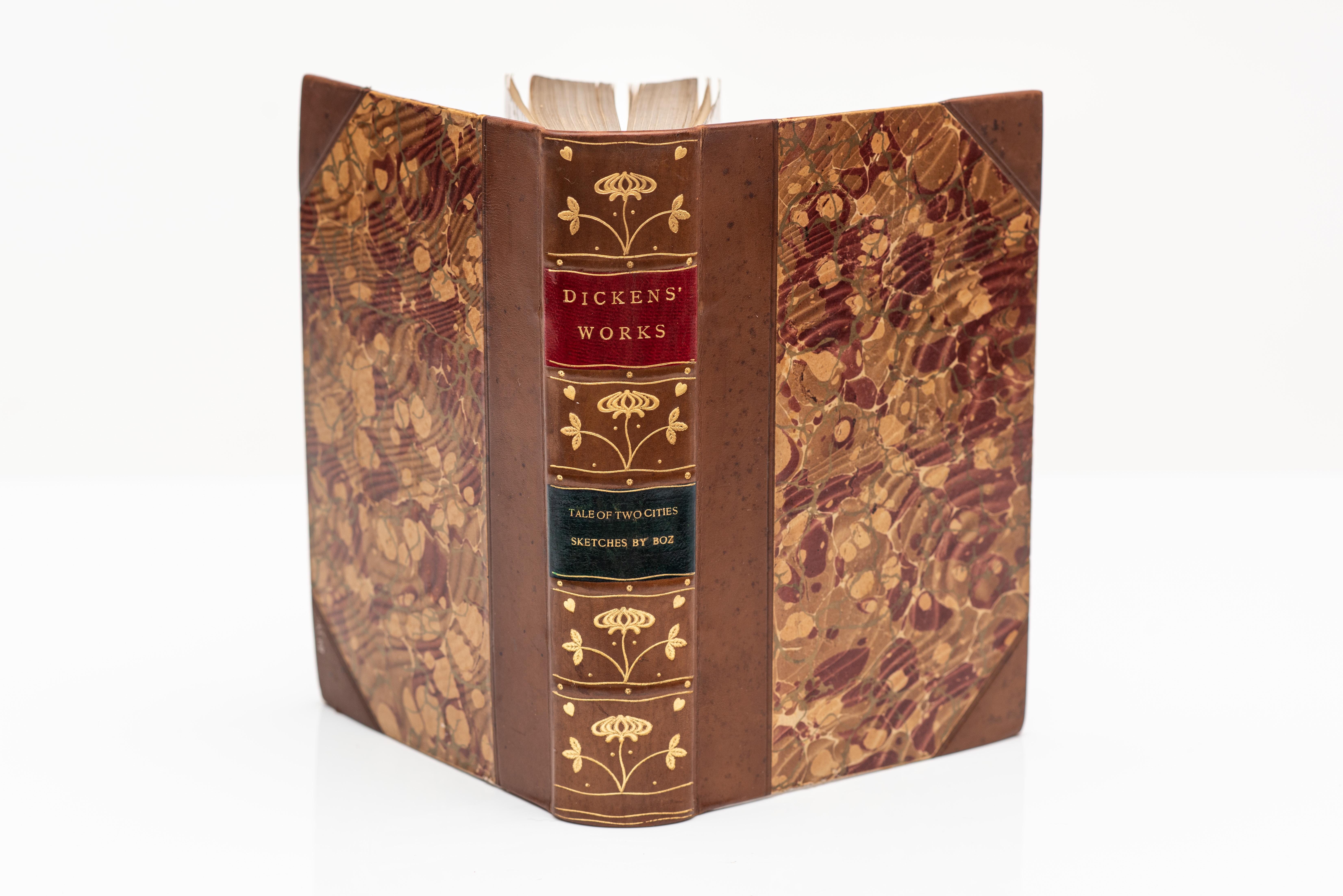 15 volumes. Charles, Dickens. Œuvres complètes. Reliure en 3/4 veau fauve, plats marbrés, gardes marbrées, tranches supérieures dorées, étiquettes rouges et vertes,
orné de fleurs dorées sur les dos, illustré. Publié : New York : Thomas Y. Crowell &