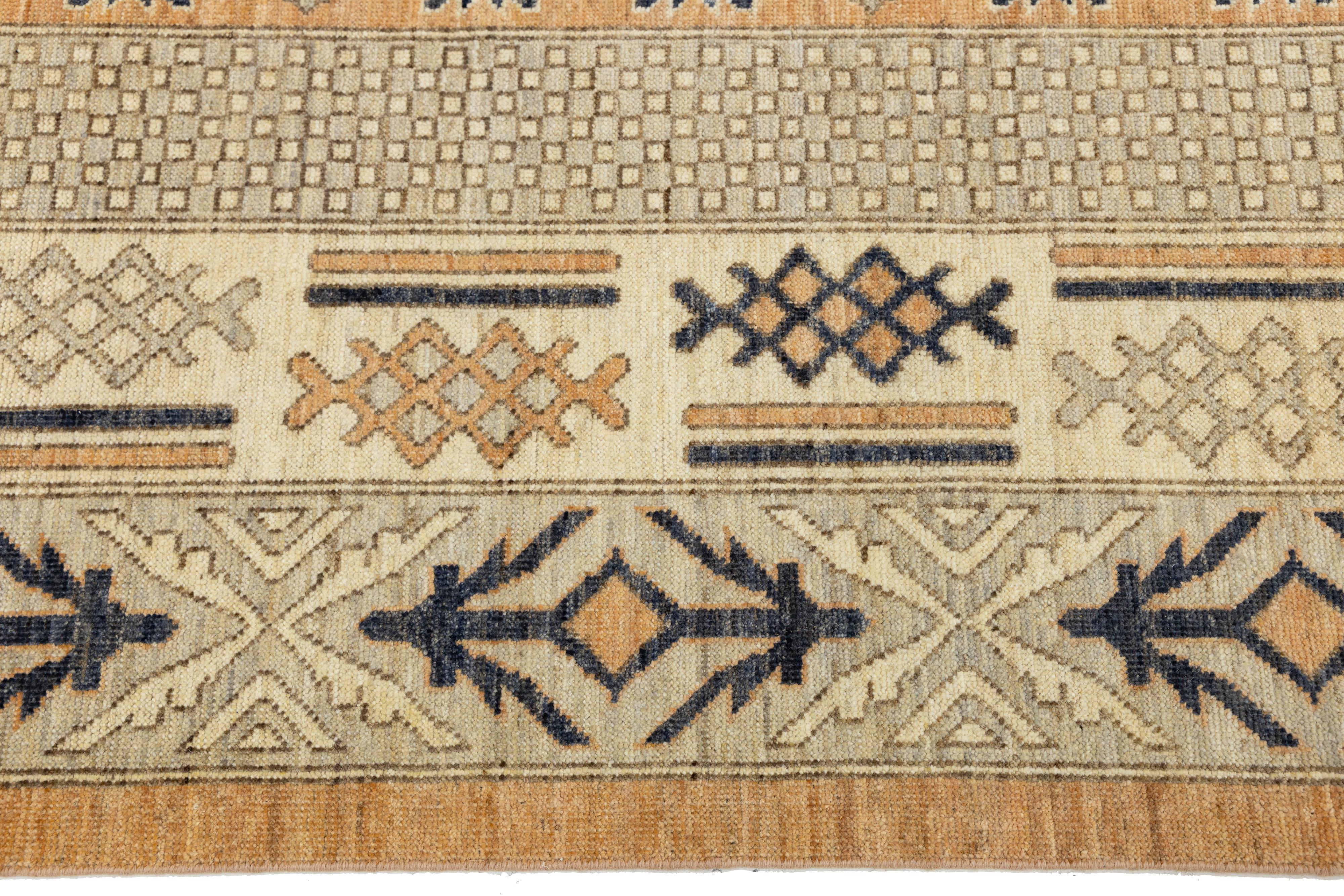 Noué à la main 15 x 19 Tapis moderne en laine de style Khotan, fait à la main, de couleur orange avec motif géométrique en vente
