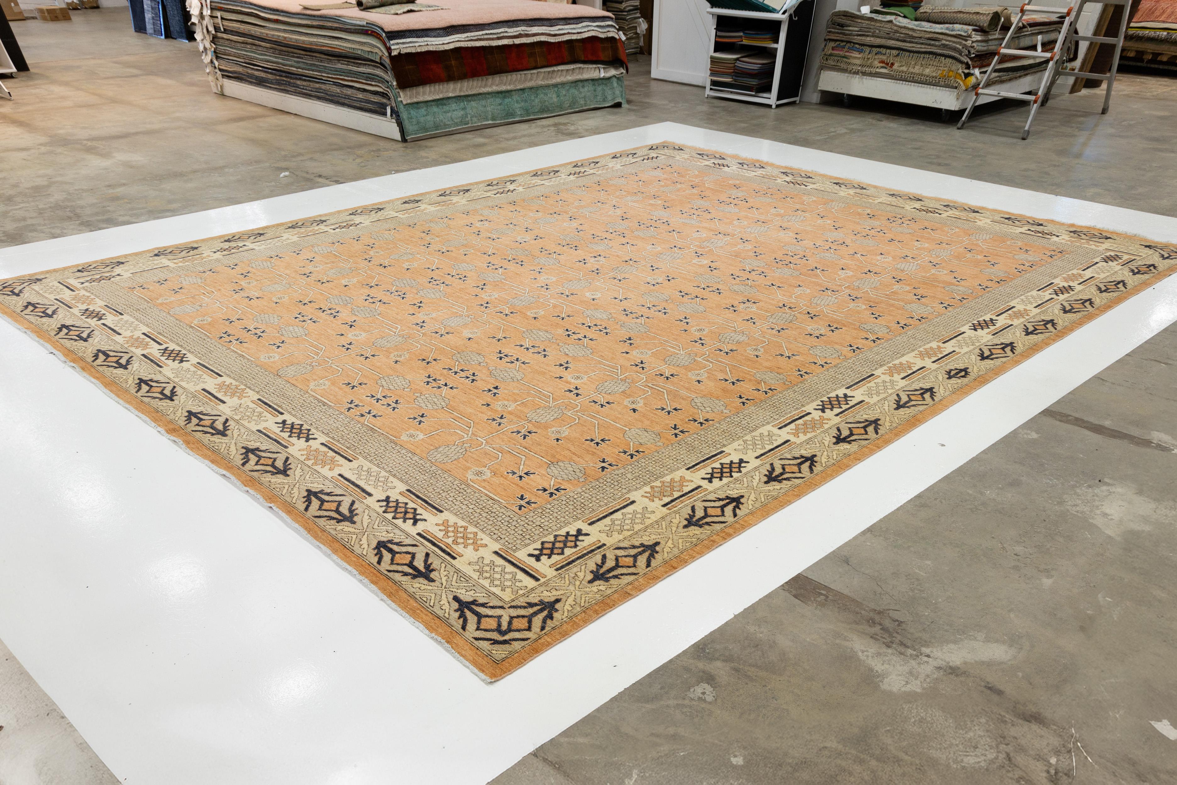 15 x 19 Tapis moderne en laine de style Khotan, fait à la main, de couleur orange avec motif géométrique Neuf - En vente à Norwalk, CT
