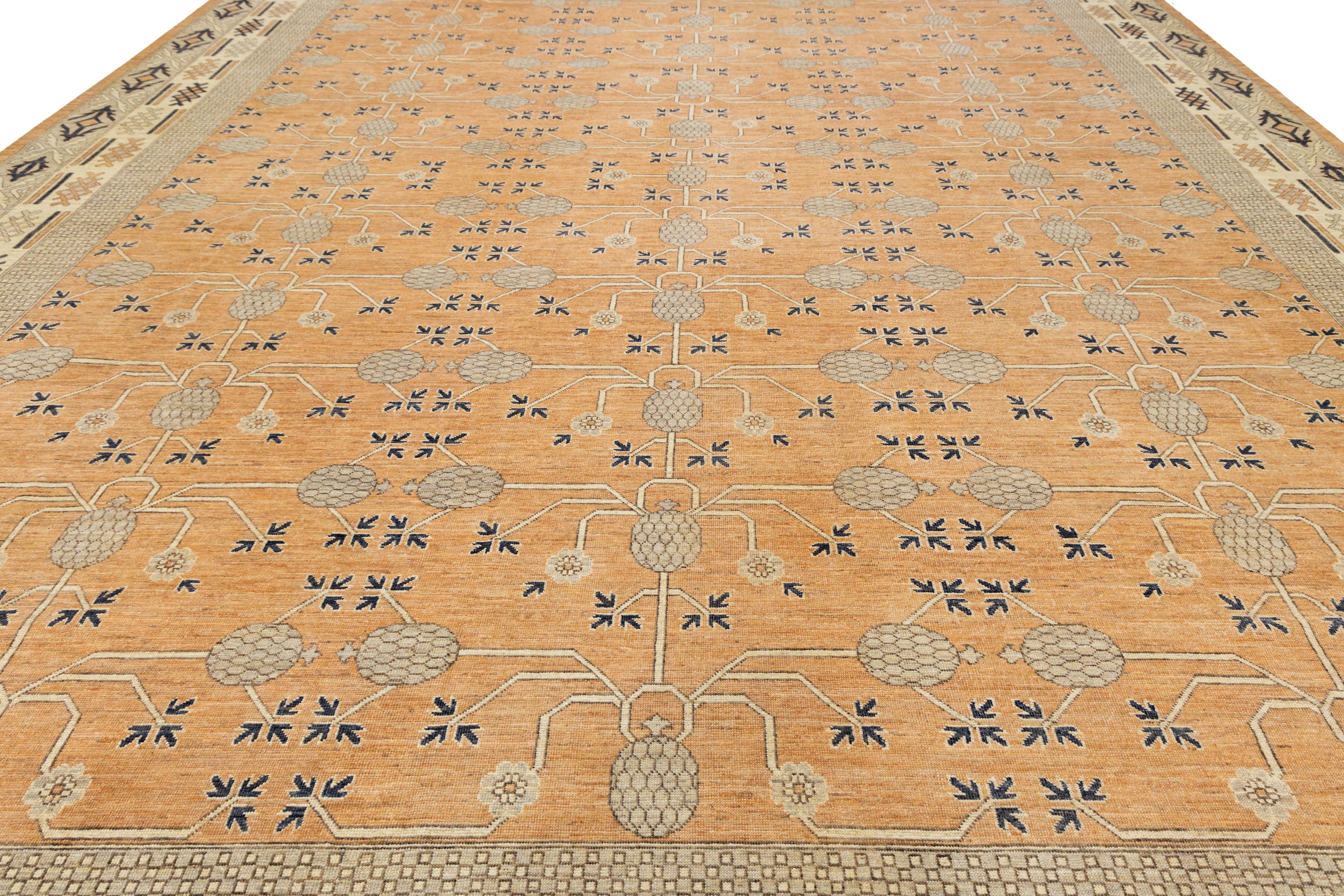 Laine 15 x 19 Tapis moderne en laine de style Khotan, fait à la main, de couleur orange avec motif géométrique en vente