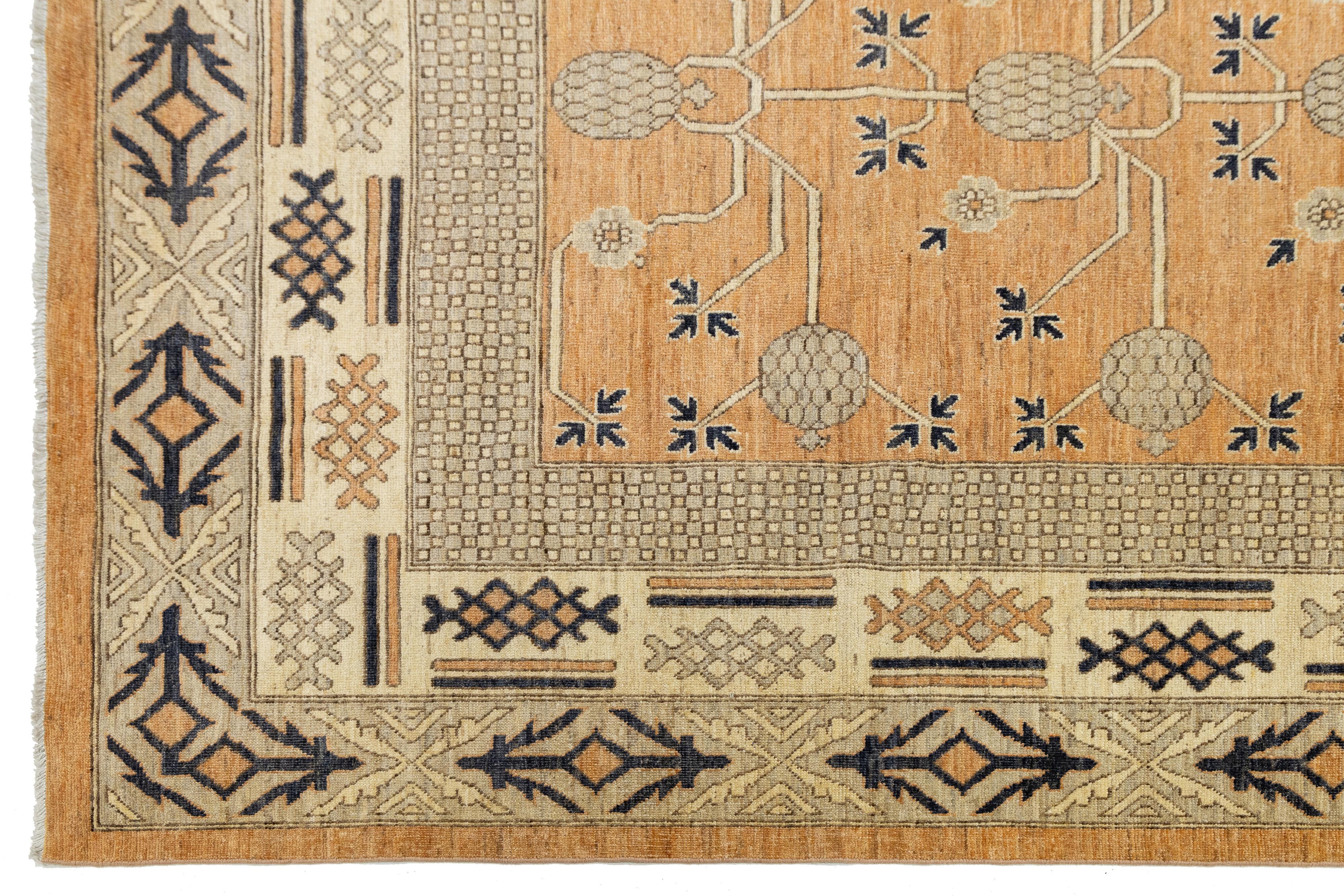 15 x 19 Tapis moderne en laine de style Khotan, fait à la main, de couleur orange avec motif géométrique en vente 2