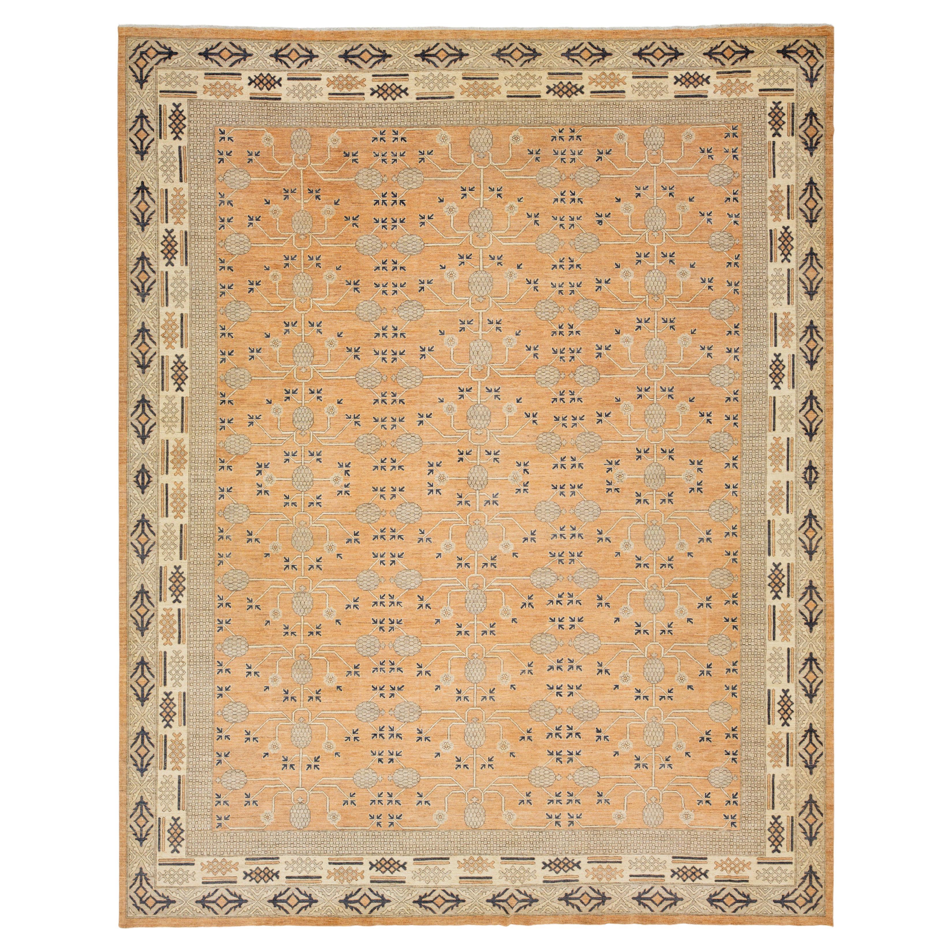 15 x 19 Tapis moderne en laine de style Khotan, fait à la main, de couleur orange avec motif géométrique en vente