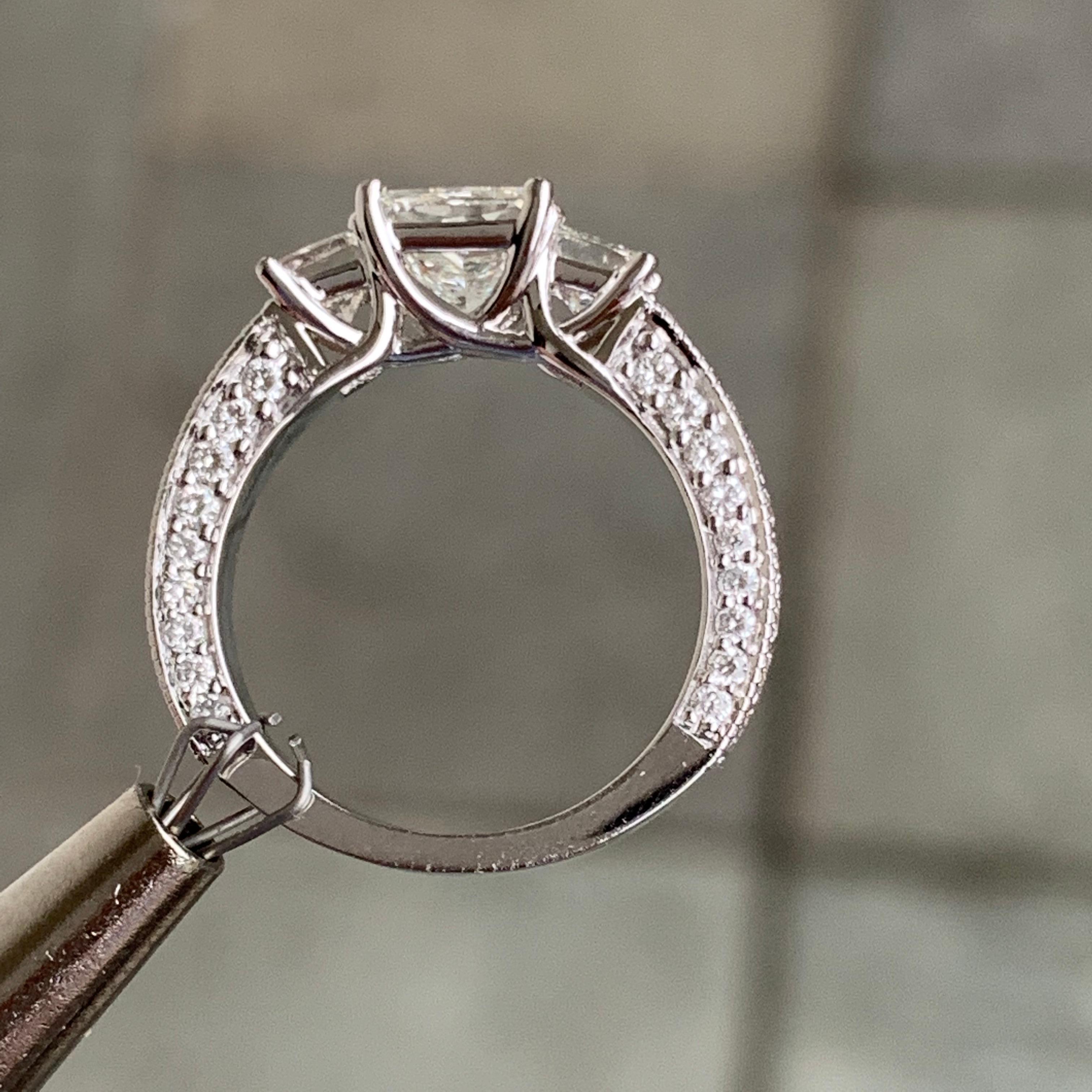 1.50 Carat Approximate, 3 Diamond Round Halo Engagement Ring, Ben Dannie (Zeitgenössisch) im Angebot